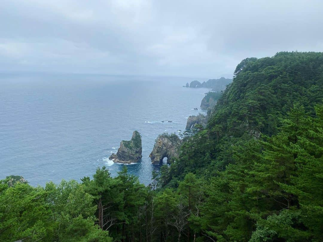 川崎優菜さんのインスタグラム写真 - (川崎優菜Instagram)「. . .  田野畑村にある北山崎は すごい素敵な観光スポットなのでぜひぜひ岩手に行った際には行ってみてくださいね☺️  海が壮大でカッコいいんです〜っ  今度は晴れてる時にまた行きたいなー！  #岩手 #岩手観光 #岩手グルメ　#釜石　#三陸　#三陸海岸  #田野畑村 #北山崎  #海　#三陸グルメ  #東北 #japan #iwate #iiwate」8月2日 20時28分 - yuna.kawasaki.29