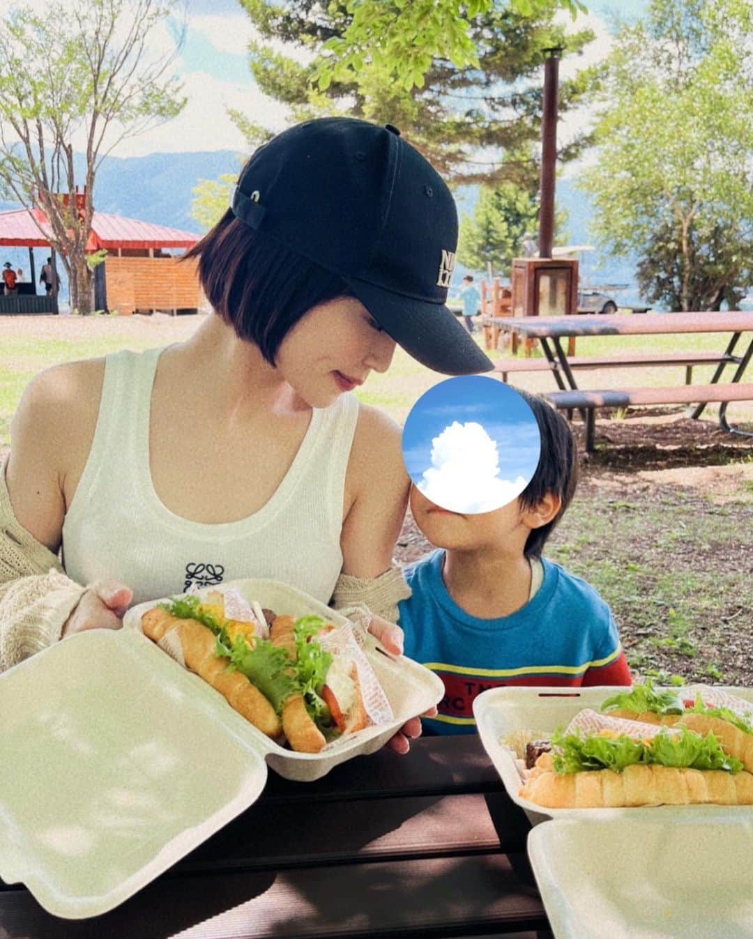 のインスタグラム：「皆さん夏休みは満喫していますか？  一枚目は次男とのピクニック🧺の時の🌿可愛いなぁ  そうそう,話していたミッション5時半起きのカブトムシ採集は大成功でした👒（ロケや海外出張並に早い！笑） 長男と私2人で、お仕事仲間の素敵な家族と6時から沢山のカブトムシやクワガタに出会えて嬉しかったです。長男も男の子友達にも何匹かわたせて大満足。  親と離れたキャンプ🏕️もとても楽しく過ごせたみたいで毎日書く日記をみても色々な体験が出来てる感じが良かったです。  私自身も大きな責任のあるお仕事を今担当させて頂いてる為、なかなか気が抜けませんが、とにかく朝から晩までクタクタになりながら楽しんでます🐝  #summerstyle #summer #mykids #myartfamily  #6歳男の子 #元気すぎる  #カブトムシ探し #クワガタ採集」