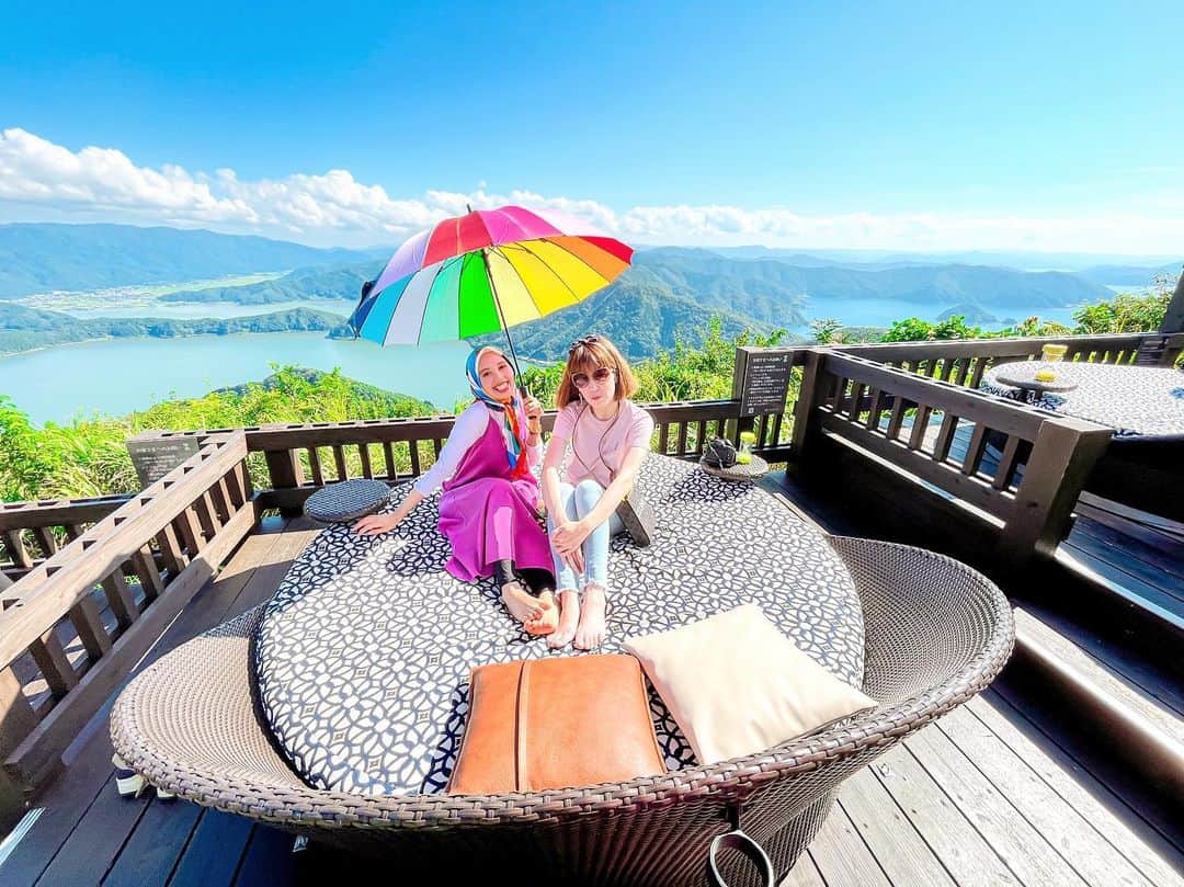 AMIさんのインスタグラム写真 - (AMIInstagram)「❁.*･ﾟ  夏におすすめのお出かけスポット🌼*･  ここは三方五湖と言われて湖が五色になってるからレインボーだって🌈 景色がめちゃくちゃ絶景！ 夏になるとなぜか絶景が見たくなるんだよね(笑)  レインボーの傘は無料で貸し出ししてるからおすすめ☂️     📍#レインボーライン山頂公園  福井県 @rainbowline_mikatagoko /Fukui 🅿️無料/Free 💰リフト券(ケーブルカー)大人1000円  小学生500円 Lift ￥1000 Child ￥500  Tempat main" di Fukui, viewnya baguus!! Payung Rainbow ini gratis boleh dipinjam karna terik matahari🩵  Dari Nagoya naik tol 1 jam45 menit👍     *☼*―――――*☼*―――――*☼*―――――*☼*――― #福井旅行 #レインボーライン山頂公園 #絶景スポット #絶景スポット #三方五湖レインボーライン #三方五湖 #日本の絶景 #自然が好き #インスタ映えスポット #旅したくなるフォト #タビジョ #旅すたぐらむ #女子旅 #フォトジェニックスポット #旅行好き女子 #国内旅行 #niceviews #genic_travel #visitjapanjp #fukuijapan #funtotrip #tabimuse #l4likes #tabijyomap_japan #japangram #jepang #musliminjapan #hijaboutfit」8月2日 20時28分 - amineko18