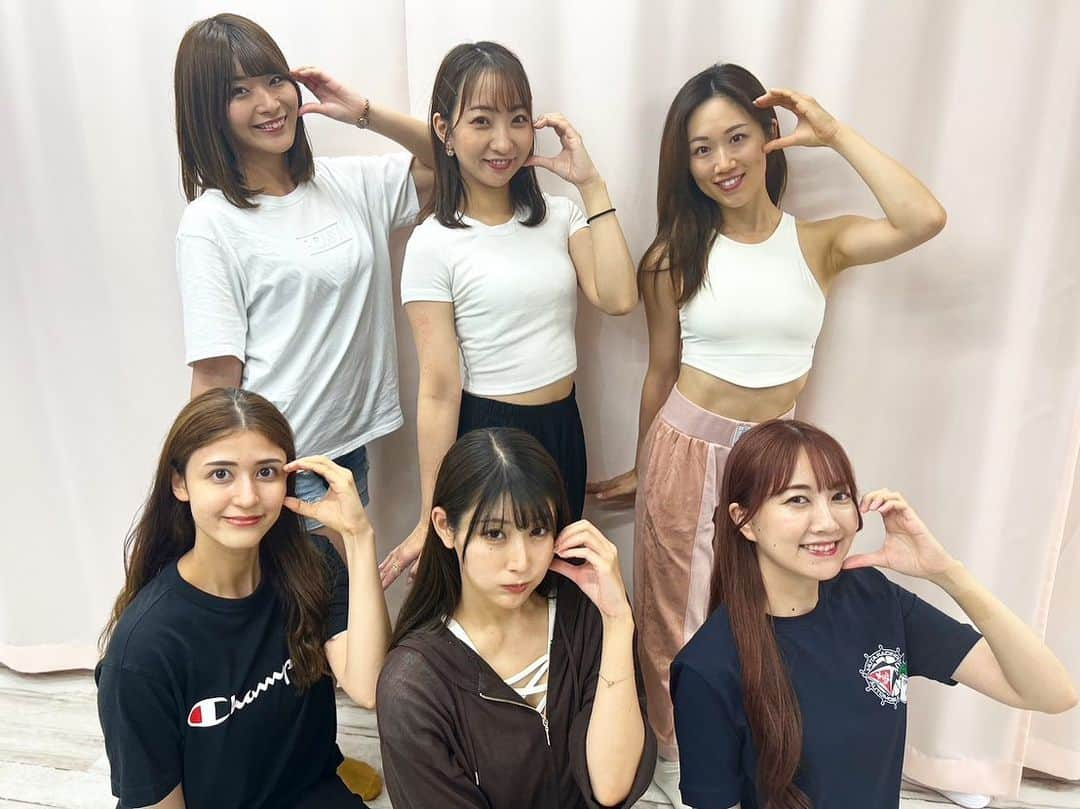 沢すみれのインスタグラム：「8/18〜20(金〜日) 📍東京ビックサイト ドラッグストアショー 「DARIYA」ブース  全員揃って、 ステージのダンス練習でした💃  たまたまお揃いのキャップをかぶっていた瀬谷ちゃんが一緒に写真撮ってくれました🥹✨ ダンス経験者の方も多くてついていくのに必死でしたが頑張ります🔥  シフトや撮影などの詳細は リハーサルの17日か18日に出せると思うのでまたお伝えいたします😌💞  毎年商品に合わせたヘアカラーに染めて参加するのでそちらもお楽しみになさっていてください😳✨」