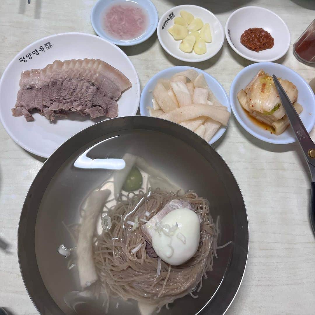 でっぱりんさんのインスタグラム写真 - (でっぱりんInstagram)「こんなペースで韓国に来るなんて😂🇰🇷 ここの冷麺が今まで食べた中で一番おいしかったの！ 開店の10分前にお店入ったからすんなり入れたけど、出る時めちゃくちゃ行列やったけん早めに来てて良かった😳🫶🏼 次韓国来ても絶対に行く！ #韓国冷麺 #冷麺 #渡韓 #渡韓レポ #東大門 #韓国ランチ #韓国ご飯 #最近ムチムチしてるのは許して」8月2日 20時30分 - aaaya109
