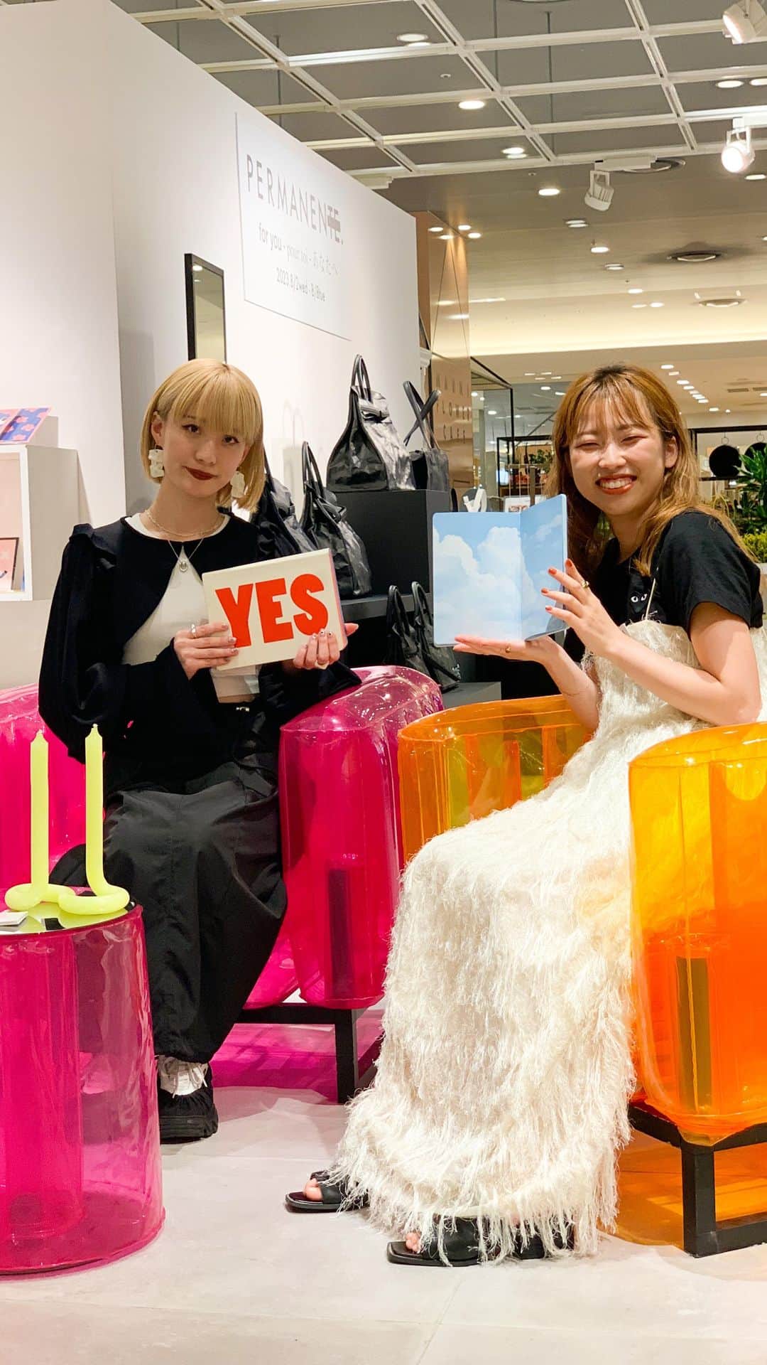 のインスタグラム：「. PERMANENTE “ FOR YOU POUR TOI” Until8/8  3F CotocotoStage31  鮮度感とデザイン性の高いライフスタイルプロダクトを取り揃えるコンセプトストア 「ペルマナン」からインスタLIVEを開催！  LIVEではポップアップに登場しているアイテムをひと通りご紹介しております！ぜひ気になるアイテムを宝探しのようにお探しください。  【PERMANENTE】京都の歴史ある通りに佇む、白で統一された空間、京都に来たら一度は訪れたい店作りを目指している。 漠然とした毎日に少し刺激的なアイテムを取り入れ、日常に変化をもたらせよう。 今回のポップアップでは“Be selfish、Be iconic、Be the art （わがままであれ アイコニックであれ アートであれ）”をテーマに掲げ、阪急うめだ本店初登場。  詳しくはプロフィールURLをチェック！@hankyumode  #PERMANENTE #ぺルマナン #hankyumode #hankyu #阪急百貨店 #阪急うめだ本店 #うめはん #ファッション #キャンドル #ソファー #フレグランス #ノート #バッグ #アート #インテリア #hankyumodeコトコト31」