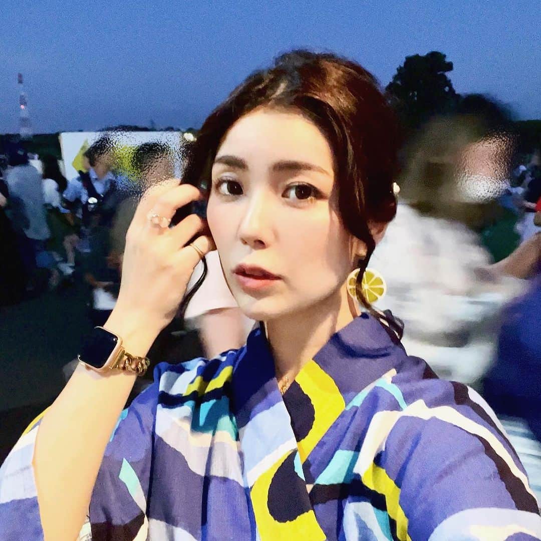 新原ミナミのインスタグラム：「この夏は浴衣着れて嬉しい👘✨ 花火大会行ってきたよぉーぅ。  ついでにレモンのピアスもかわいい🍋✨笑  時代劇稽古で浴衣4着とか持ってたんだけど、古着屋さんで新調？した笑 浴衣の古着、可愛い柄結構売ってるのでおすすめ♡  #浴衣 #花火 #日本 #japan #着付け #着物」