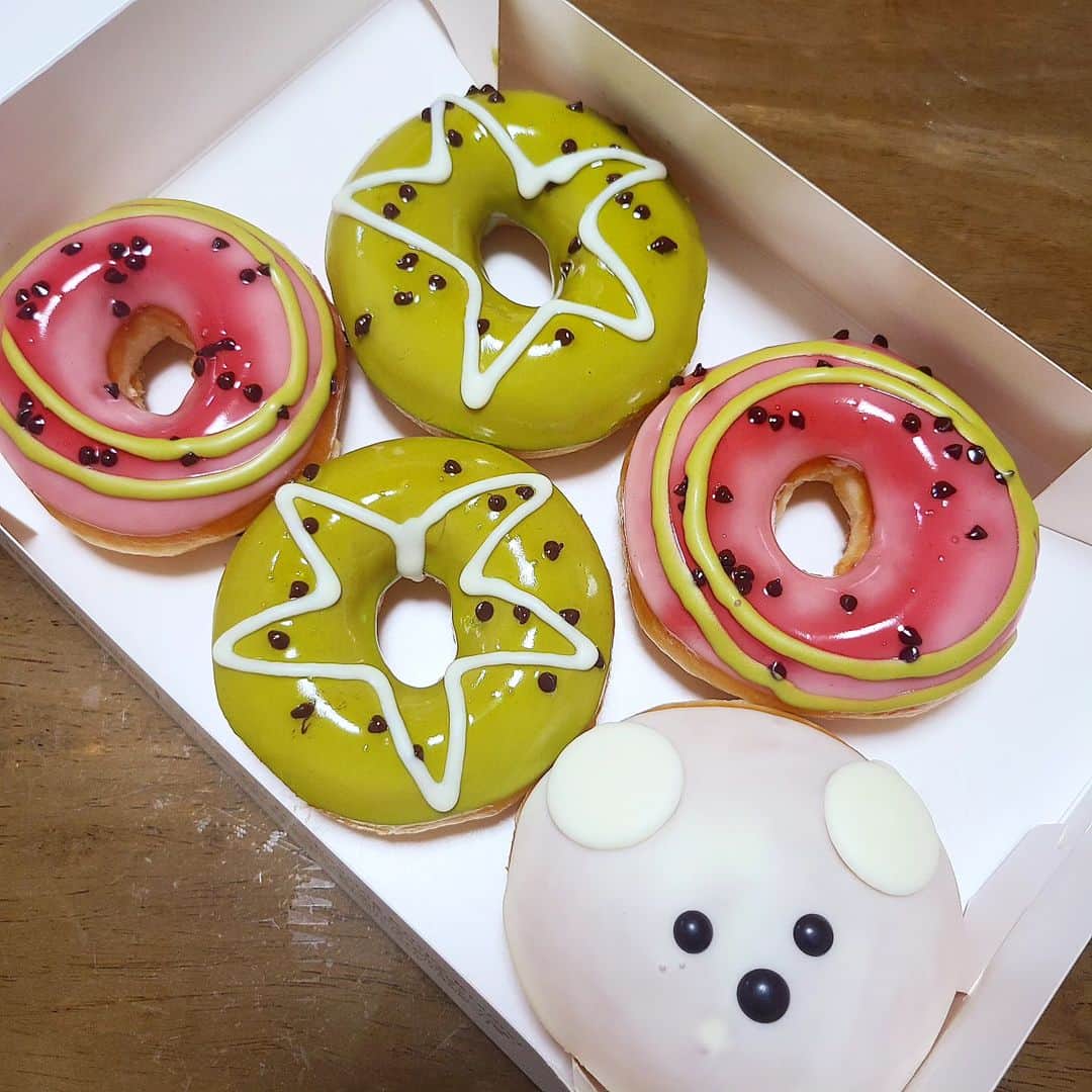 三澄さえさんのインスタグラム写真 - (三澄さえInstagram)「キウイとスイカとシロクマのドーナツ  🍩  クリスピークリームドーナツ久しぶりに食べたけどおいしいね。高いけど。  #donuts」8月2日 20時33分 - sae17127
