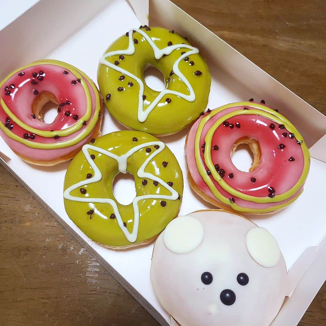 三澄さえのインスタグラム：「キウイとスイカとシロクマのドーナツ  🍩  クリスピークリームドーナツ久しぶりに食べたけどおいしいね。高いけど。  #donuts」