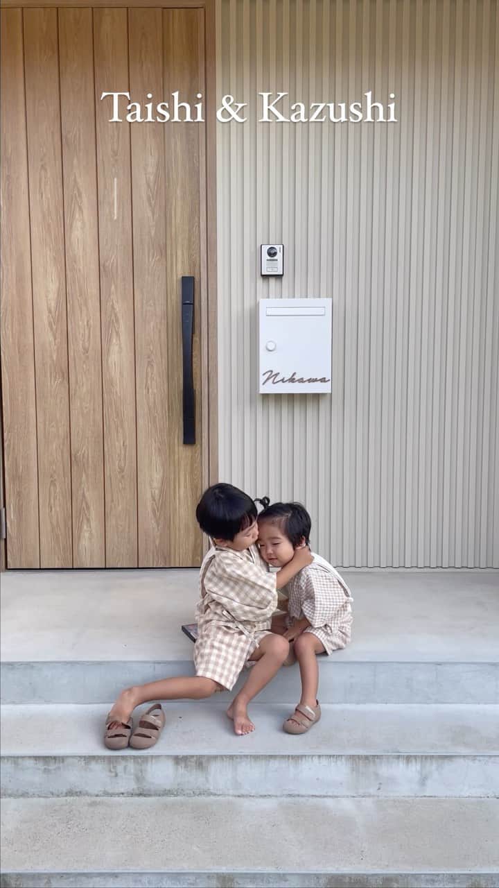 NikawaAsuka のインスタグラム：「7月に行ったお祭り🪅 お気に入りのギンガムチェックの甚平🤍🤍🤍  #兄弟 #男の子 #男の子ママ #2歳 #3歳 #ハンドメイド #ギンガムチェック #甚平」