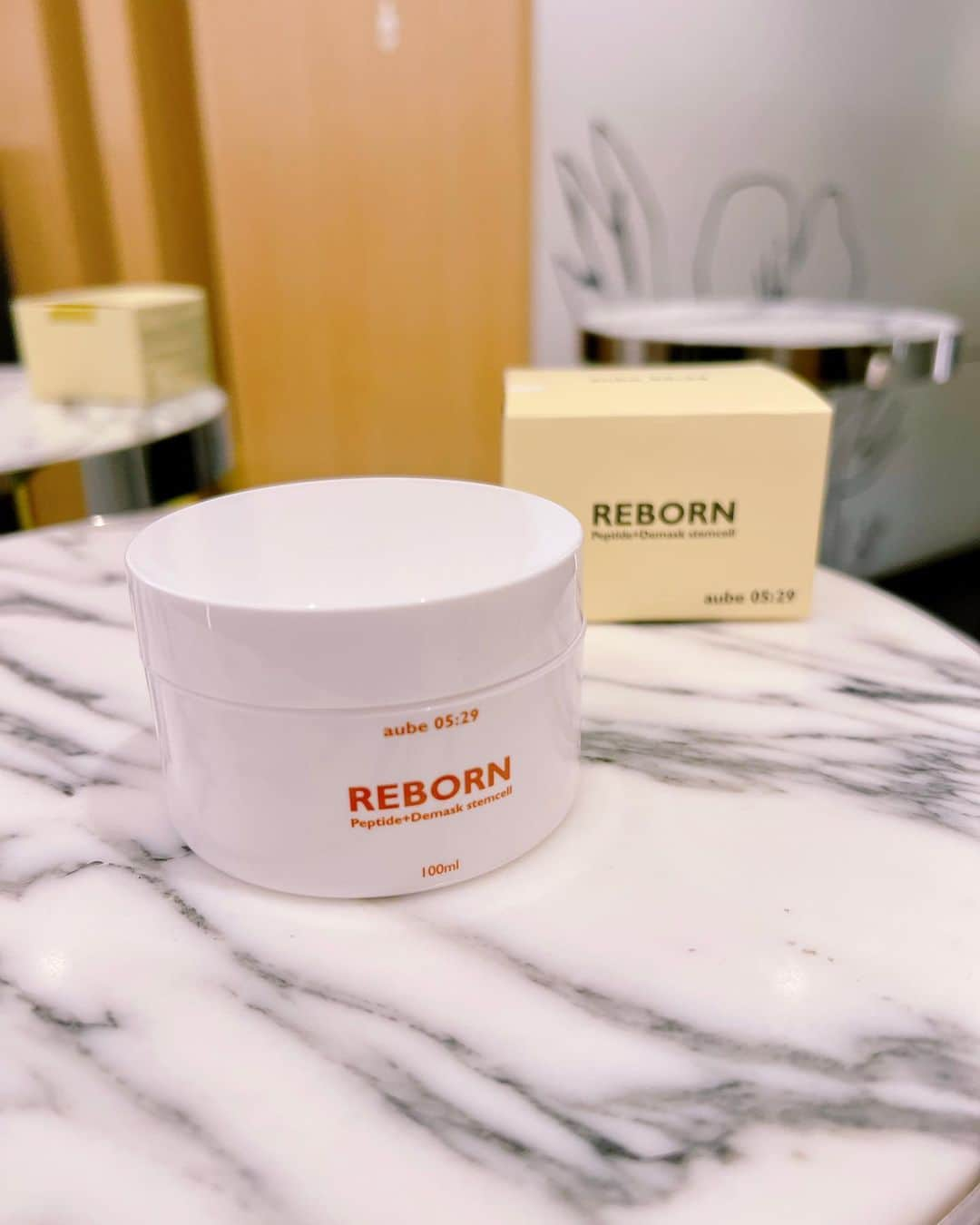 ゆうたむのインスタグラム：「話題の高級クリーム使ってみました😳🤍  【aube 05:29】  REBORNCREAM  ¥14,900(セール価格)  今回は @koming_japan  の提供で使わせていただいたよ❤︎  皮膚管理士が作った根本からガッチリ改善させるリボーンクリーム✨🦢  ペプチド&植物性幹細胞で肌再生✨  こっくりとしたテクスチャーで、香りはなく肌馴染み良く塗った瞬間肌がとってもしっとりします🥺🤍  化粧水の後に塗ります✨  保湿力抜群で夜は朝までしっかり保湿してくれてお肌しっとり感がすごい🥺  リボーンクリームは子供や妊婦さんにも使えるほど刺激が少ないみたい😊👶  肌の赤みを消したい方やニキビにも効果的で、肌のトーンアップも期待できるそう🤍  🍃肌質根本改善 🍃皮膚鎮静 🍃肌のトーンアップ 🍃美白 🍃シワの改善  Qoo10 セールでお買い得になるからチェックしてみてね✨😊  @koming_japan   #koming #肌再生クリーム  #肌再生 #肌質改善  #リボーンクリーム #韓国コスメ #高級クリーム #cosme #ゆうたむの美容メモ📝  #pr」