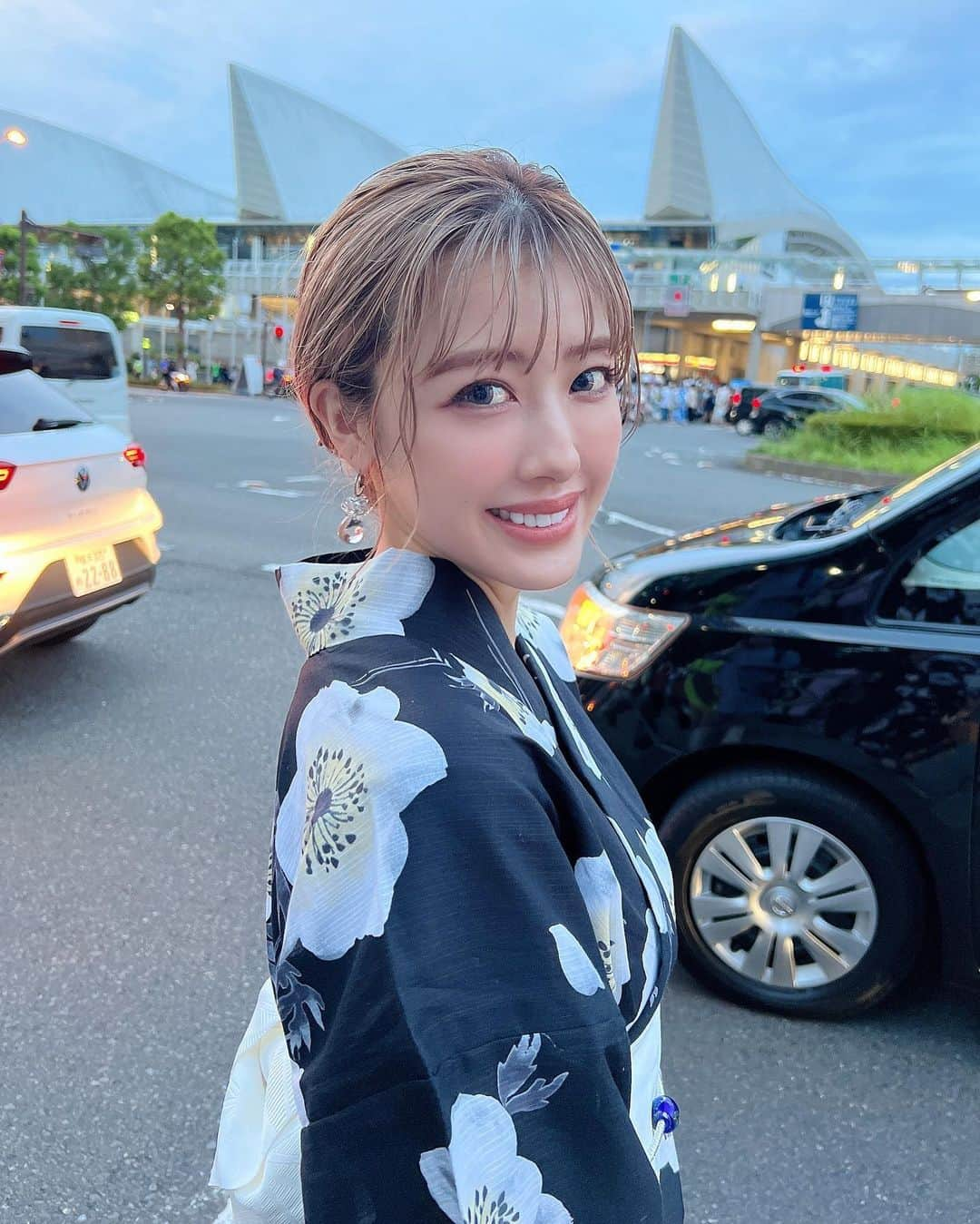 夏焼雅さんのインスタグラム写真 - (夏焼雅Instagram)「🎆💕👘  みなとみらいの花火大会に 行ってきたよ〜☺️  以前から何度か話していた歯の治療が 先日ようやく終わり、 毎日happyに過ごしてます✨ 矯正だけではどうにもならない 2番目の小さな前歯がずーっと コンプレックスでセラミック・ラミネートベニアで 理想的な大きさに整えてもらいました!! ニコニコ笑顔でいる事が増えたって 周りからも言ってもらえるようになって すごく嬉しいです☺️🤍✨  治療する前はすごく不安だったし いろいろ悩んでいたけど 本当にやってよかった!!✨ @ys.dentalcure  院長の三井先生や越智先生に出会えて 本当によかった🥹🥹 ありがとうございました🤍  今後も先生方にお世話になりながら 歯のケアをしっかり続けて キレイな歯を守っていけたらと 思ってます✨  #ワイズデンタルキュア #🦷 #花火大会」8月2日 20時36分 - miyaaa0825