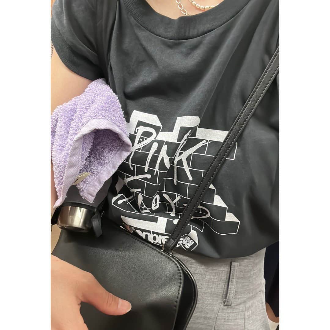 野尻美穂さんのインスタグラム写真 - (野尻美穂Instagram)「この前ROKUで買ったPINK FLOYDのTシャツを、お揃いだね〜🫶🏻なんて自撮りを友人に送ってふんふん歩いてたら、脇に挟んでたタオルを落とし、誰かとてつもなく優しい方が駅に届けてくれて、感謝な1日でした🥹✨ 東京、良いとこだな！  #東京生まれ育ち #拾ってくれた方ありがとうございます🥹」8月2日 20時36分 - miho_cocoa