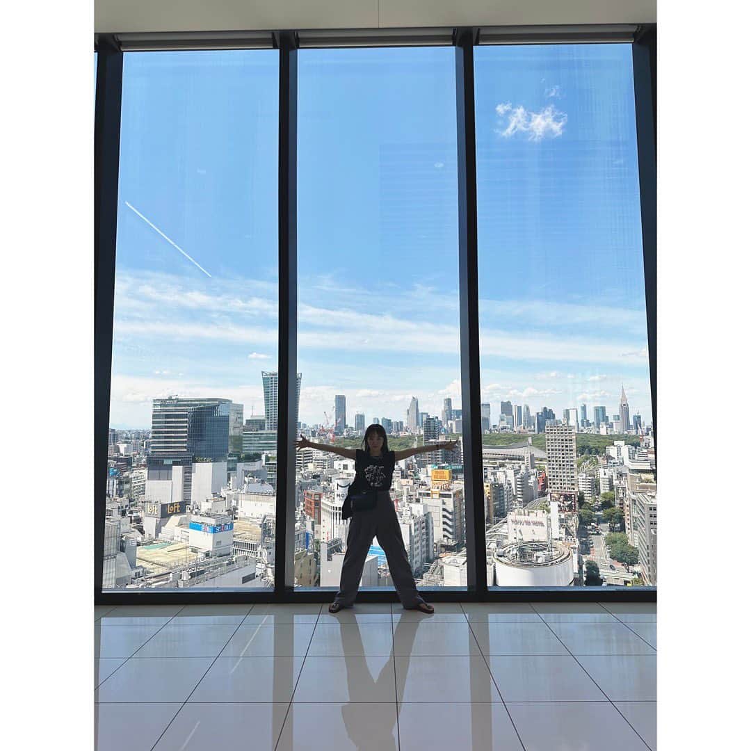 野尻美穂のインスタグラム：「この前ROKUで買ったPINK FLOYDのTシャツを、お揃いだね〜🫶🏻なんて自撮りを友人に送ってふんふん歩いてたら、脇に挟んでたタオルを落とし、誰かとてつもなく優しい方が駅に届けてくれて、感謝な1日でした🥹✨ 東京、良いとこだな！  #東京生まれ育ち #拾ってくれた方ありがとうございます🥹」