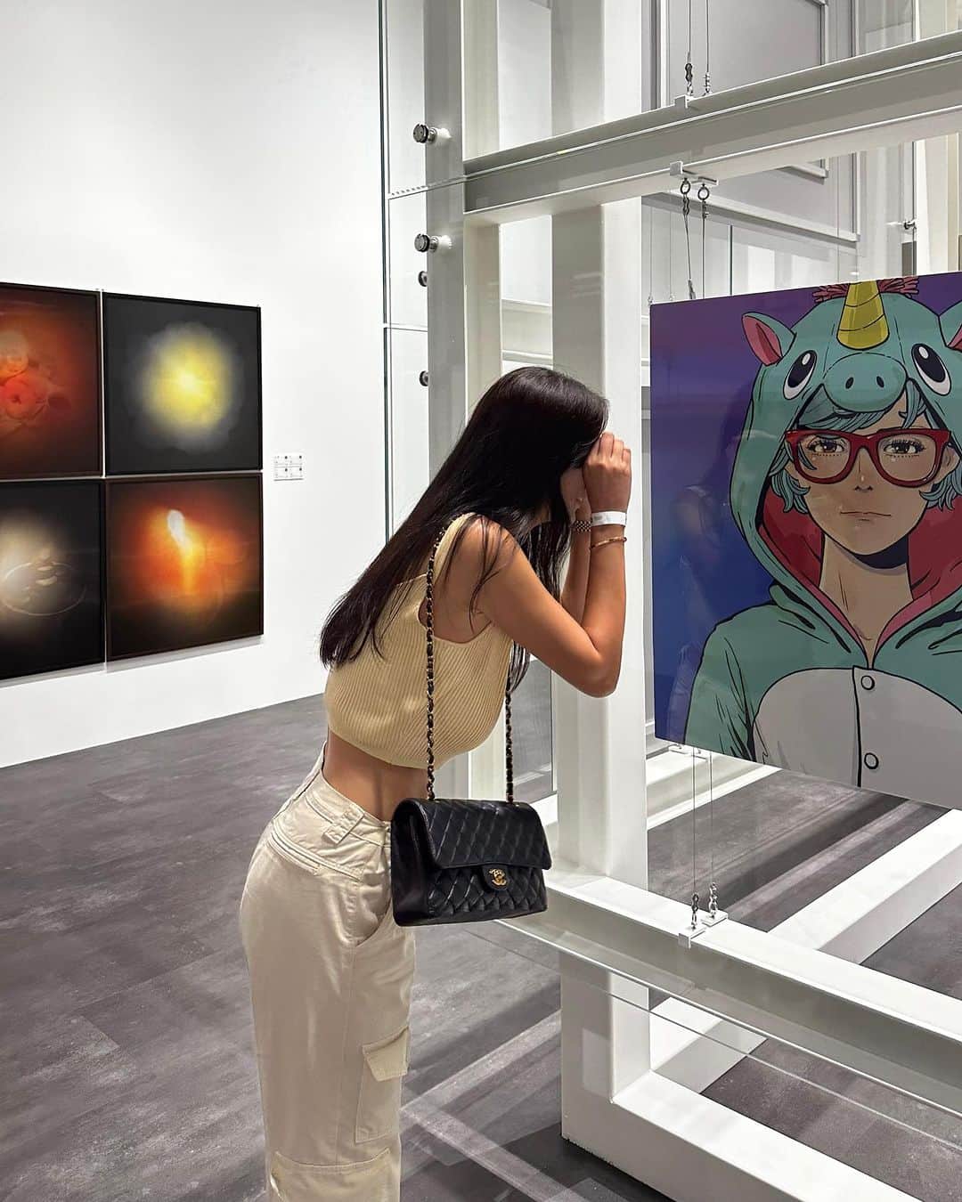 のインスタグラム：「갤러리K 에서 기획한 오프라운지(역삼점) 카페 겸 갤러리 오픈 런칭 파티 다녀왔어요 🎉 곳곳에 갤러리K 제휴 작가들의 작품이 걸려있어 구경하는 재미도 있고 또 카페테리아 공간도 있어 커피나 차를 마시며 작품들을 감상할수 있고 전시, 문화, 휴식이 있는 갤러리 카페로 부담 없이 문화를 향유할 수 있는 공간이에요! 오늘부터 7일간 오전 10:00 🕙 오픈 한다고 하니 지나가는 길에 꼭 한번 방문해보세요! 🩵🩵  📍서울 강남구 논현로 413 브릭스타워 1층   #갤러리k  #gateweb3 #Alice #NFT #OFFLA #오프라」