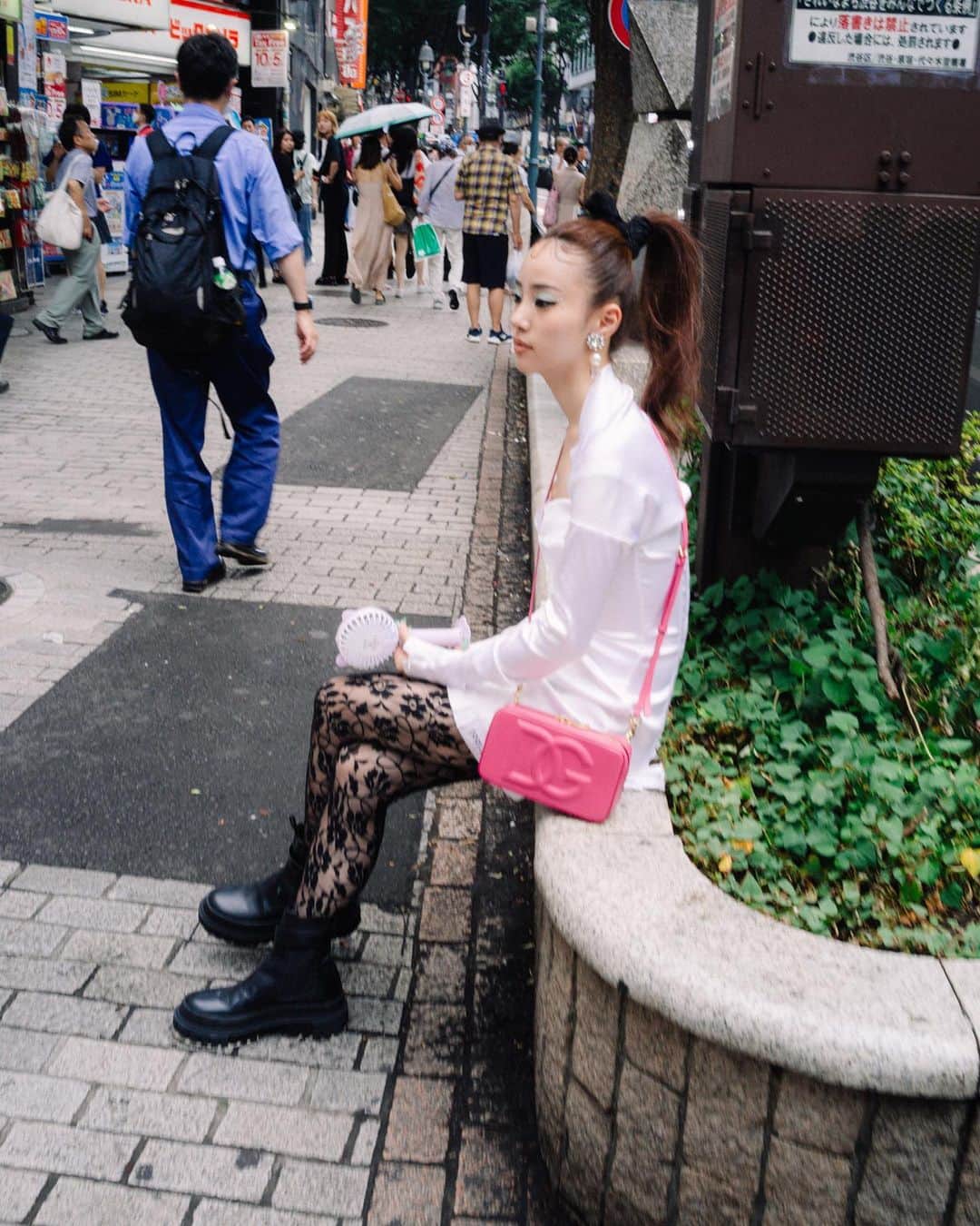 Droptokyoさんのインスタグラム写真 - (DroptokyoInstagram)「Aya Nakamachi／Creator  DGロゴバッグ (カメラバッグ スモールサイズ)、ボレロ、ドレス、イヤリング 、ブーツ／すべてDOLCE&GABBANA(ドルチェ＆ガッバーナ)  #droptokyo #streetsnap #fashion #ストリートスナップ #dgロゴバック #DolceGabbana #ドルチェガッバーナ」8月2日 20時39分 - drop_tokyo