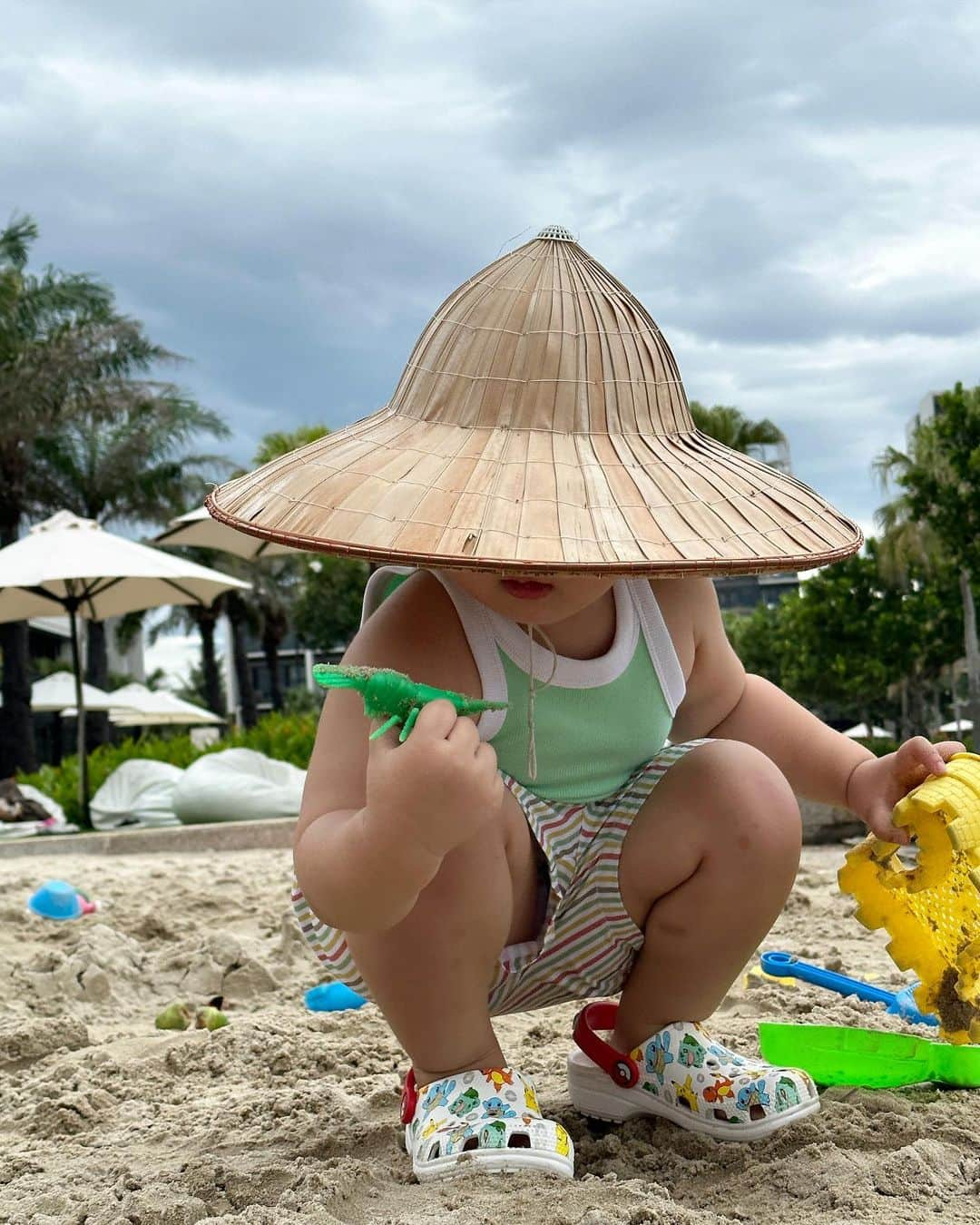 カン・ヘヨンさんのインスタグラム写真 - (カン・ヘヨンInstagram)「심지뚱 다낭 와서 볼따구랑 팔뚝 한 백번 정도  모르는 이모 삼촌들한테 내어줌🥹  진짜 대형견인 줄 알았지 뭐야~🫶🏼  현재 다낭에서 제일 하얀 애..ㅋㅋ  #36개월아기 #아들맘 #다낭 #다낭여행 #가족여행 #danang #vietnam ✈️」8月2日 20時49分 - mangdoo_noona