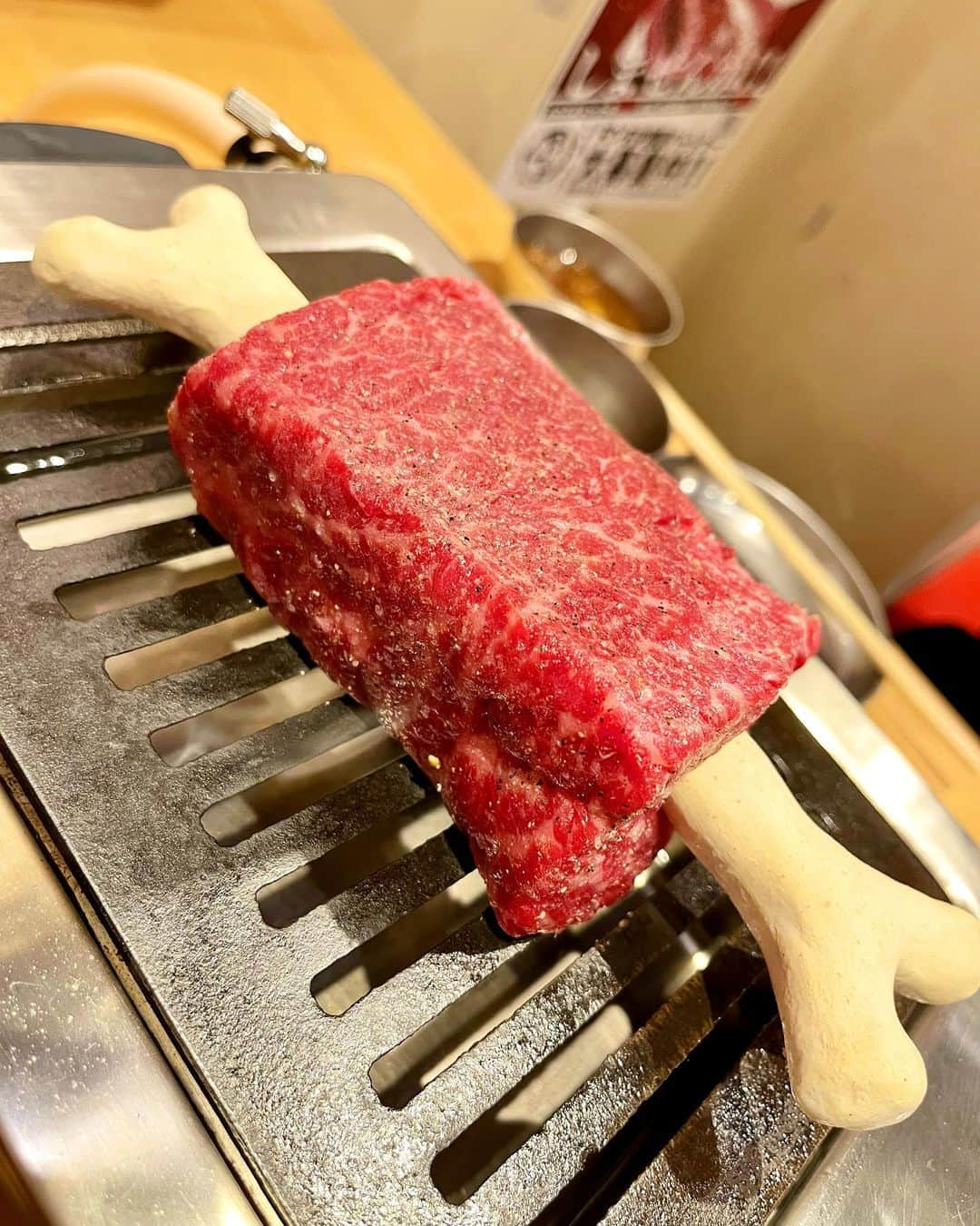 吉田早織さんのインスタグラム写真 - (吉田早織Instagram)「今、夏のイベントやってるふたごに行ってきたよ😍  この投稿見た人ははみ出るマンガ肉がお得に食べられる🉐🉐 詳細は下に✨  元々一部店舗限定だったマンガ肉が全店舗で食べられるようになりました❣️ めっちゃ大きくてリアルワンピースだった🤣🤣🤣✨ 超おすすめ❤️  あと7~8月ではみ出るフェスってイベントで冷麺が5種類期間限定で出るよ✌️ 私が食べたのは梅しそ冷麺と坦々冷麺❣️ 夏にぴったりのサッパリなお味でした🙆‍♀️  この投稿を見た方限定で、8月末までマンガ肉が30%引きで食べられるよ❣️ 店員さんに『マンガ肉の投稿を見た！』って伝えてください✌️  ⚠️注意事項 ・利用可能店舗：甲府駅前店、練馬店、仙台店、立川店を除く全店舗 ・注意事項：他クーポン・割引等併用不可、1組1回まで ・利用可能期間：8月末まで  ------------------------------------- 【 大阪焼肉・ホルモン ふたご 大塚店 】  オススメシーン：宴会、デート 単価：dinner 4,000円〜 コスパ：★★★ 味：★★★★ 雰囲気：★★★★ 接客：★★★★  -------------------------------------  #PR#ふたご#ホルモンふたご#大阪焼肉ホルモンふたご#大塚グルメ#大塚駅#お肉大好き#焼肉大好き#美味しいお店 #肉#肉好きな人と繋がりたい #ワイン好きな人と繋がりたい #グルメ　#グルメ好きな人と繋がりたい #グルメスタグラム #グルメ女子#お酒好きな人と繋がりたい#焼肉#焼肉食べ放題#焼肉好きな人と繋がりたい東京#東京グルメ #follow#followme#インフルエンサー#followforfollowback#いいね返し#likeforlikes #like4likes #follow4followback」8月2日 20時42分 - saoriyoshida034