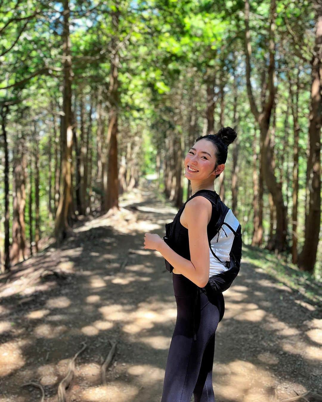 福田萌子さんのインスタグラム写真 - (福田萌子Instagram)「片道7km、標高1400mまでひたすら登ってひたすら降りる丹沢山のひとつ、塔ノ岳⛰✨ 通称【ばか尾根】と呼ばれるほどタフな登りが続く山です❗️ 自称、坂ばか(好き)な私はそこを駆け上がると心拍数が上がってどきどきする感じがどうしようも無く楽しくて、その激坂に惚れ込み、2年前までお休みの度に通っていました🚘✨ 多い時には週に2回も🫶🏻🌱  なので、産後初の山登りは絶対に塔ノ岳に逢いに行くと決めていました🥰 体力も筋力も無くなっているから、きっと今まで以上にタフな登山かなと思っていたら、、、以前と変わらず駆け上がれるどころか、呼吸は乱れず心拍数もあがりませんでした😳💦  考えられるのは、２つ。 産後痩せて、ウエイトが以前よりも軽くなっているから❗️ もしくは、出産で身体が崩壊したとはいえ育児は相当ハードなので、日々子ども(重り)を持って何十回もスクワットをしている事により筋力と体力がついたから❗️❓  結局理由は分かりませんが、久しぶりの塔ノ岳、そしてトレランを存分に楽しみました😊✨やっぱり、自然の中で身体を動かしている時が好き🫶🏻 塔ノ岳がなんだか物足りなくなってしまったので、激坂のある次の山を探します☺️ おすすめの山、教えて下さい⛰🔥  #塔ノ岳 #丹沢山 #トレラン #山登り」8月2日 20時44分 - moekofukuda