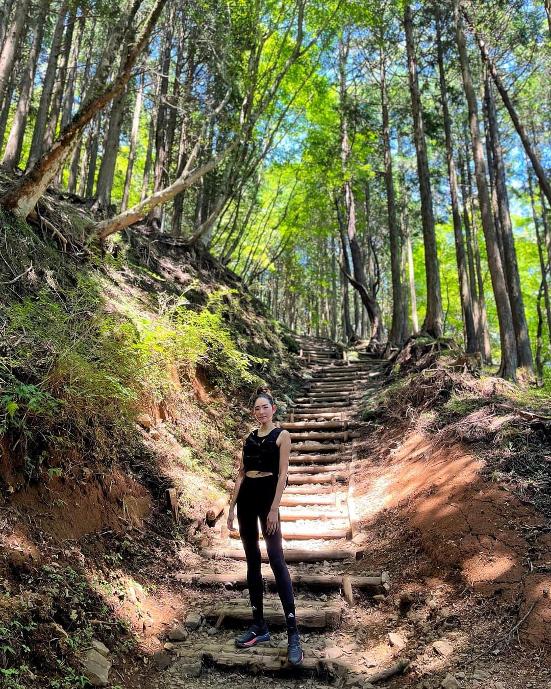 福田萌子さんのインスタグラム写真 - (福田萌子Instagram)「片道7km、標高1400mまでひたすら登ってひたすら降りる丹沢山のひとつ、塔ノ岳⛰✨ 通称【ばか尾根】と呼ばれるほどタフな登りが続く山です❗️ 自称、坂ばか(好き)な私はそこを駆け上がると心拍数が上がってどきどきする感じがどうしようも無く楽しくて、その激坂に惚れ込み、2年前までお休みの度に通っていました🚘✨ 多い時には週に2回も🫶🏻🌱  なので、産後初の山登りは絶対に塔ノ岳に逢いに行くと決めていました🥰 体力も筋力も無くなっているから、きっと今まで以上にタフな登山かなと思っていたら、、、以前と変わらず駆け上がれるどころか、呼吸は乱れず心拍数もあがりませんでした😳💦  考えられるのは、２つ。 産後痩せて、ウエイトが以前よりも軽くなっているから❗️ もしくは、出産で身体が崩壊したとはいえ育児は相当ハードなので、日々子ども(重り)を持って何十回もスクワットをしている事により筋力と体力がついたから❗️❓  結局理由は分かりませんが、久しぶりの塔ノ岳、そしてトレランを存分に楽しみました😊✨やっぱり、自然の中で身体を動かしている時が好き🫶🏻 塔ノ岳がなんだか物足りなくなってしまったので、激坂のある次の山を探します☺️ おすすめの山、教えて下さい⛰🔥  #塔ノ岳 #丹沢山 #トレラン #山登り」8月2日 20時44分 - moekofukuda