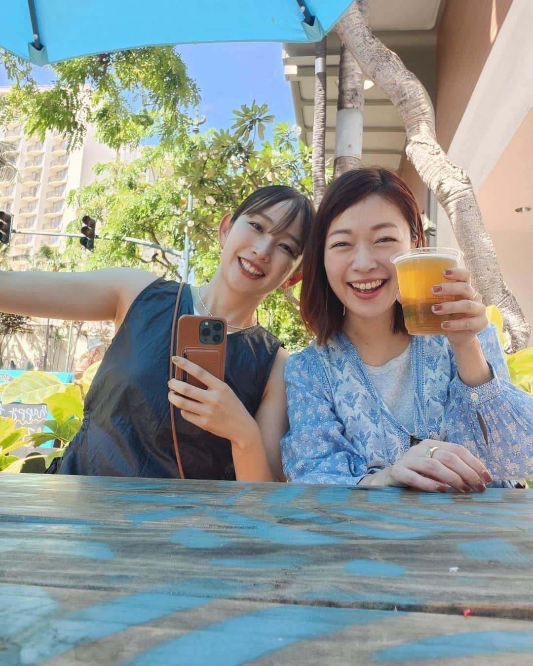 中上真亜子さんのインスタグラム写真 - (中上真亜子Instagram)「福岡に無事に帰って来たよ🌴 @koyuki2 と ほーんとに楽しい旅だったなあ  大学生の頃から行きたかった念願のアメリカ旅だったから 17年越し？に叶ったよ！w🫶  ハワイでは毎日プールや海に行って 夕方はわたしも入るけど 朝や昼間は小雪さんが波に揉まれて 膝を怪我して帰って来たり まだ寒過ぎて誰もいないプールで浮かんでるのを 眺めてたり 本当に幸せな時間だった☺️🌈 体型隠せる水着しか無理って思ってたけど そんな事すら本当にどうでもよくなるくらい みんな好きなものを着て好きなものを食べて呑んでた！  そして たのしい！ばかりじゃない旅だったから 本当に本当にいい経験だった☺️ ずーっとしあわせな時間をありがとう☺️ また行こうね🥺！ #帰って来て片付けして2回目の洗濯していまお風呂浸かってる #今夜は餃子を焼きますよさすがに #餃子不足」8月2日 20時47分 - maako_nakagami