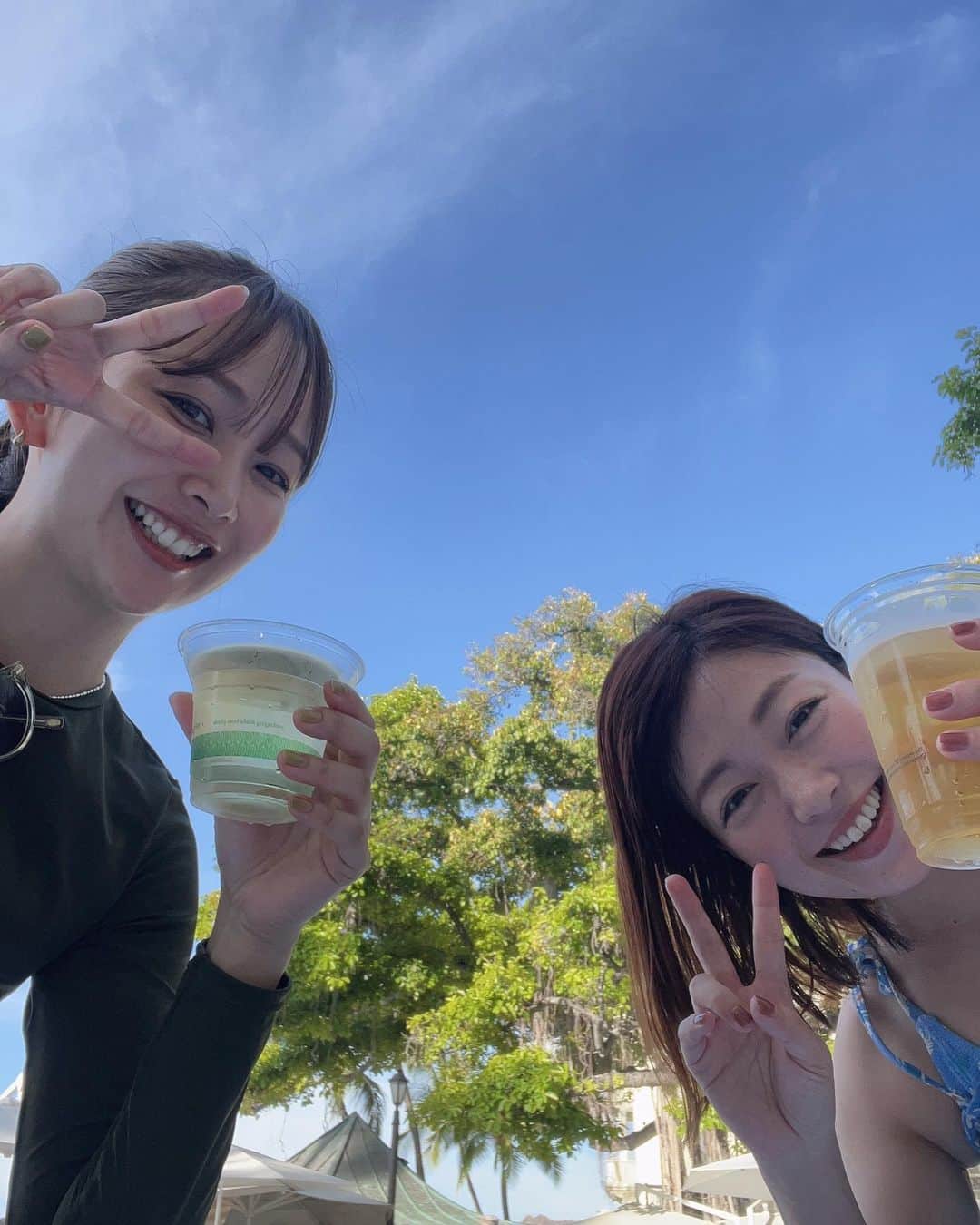 中上真亜子さんのインスタグラム写真 - (中上真亜子Instagram)「福岡に無事に帰って来たよ🌴 @koyuki2 と ほーんとに楽しい旅だったなあ  大学生の頃から行きたかった念願のアメリカ旅だったから 17年越し？に叶ったよ！w🫶  ハワイでは毎日プールや海に行って 夕方はわたしも入るけど 朝や昼間は小雪さんが波に揉まれて 膝を怪我して帰って来たり まだ寒過ぎて誰もいないプールで浮かんでるのを 眺めてたり 本当に幸せな時間だった☺️🌈 体型隠せる水着しか無理って思ってたけど そんな事すら本当にどうでもよくなるくらい みんな好きなものを着て好きなものを食べて呑んでた！  そして たのしい！ばかりじゃない旅だったから 本当に本当にいい経験だった☺️ ずーっとしあわせな時間をありがとう☺️ また行こうね🥺！ #帰って来て片付けして2回目の洗濯していまお風呂浸かってる #今夜は餃子を焼きますよさすがに #餃子不足」8月2日 20時47分 - maako_nakagami