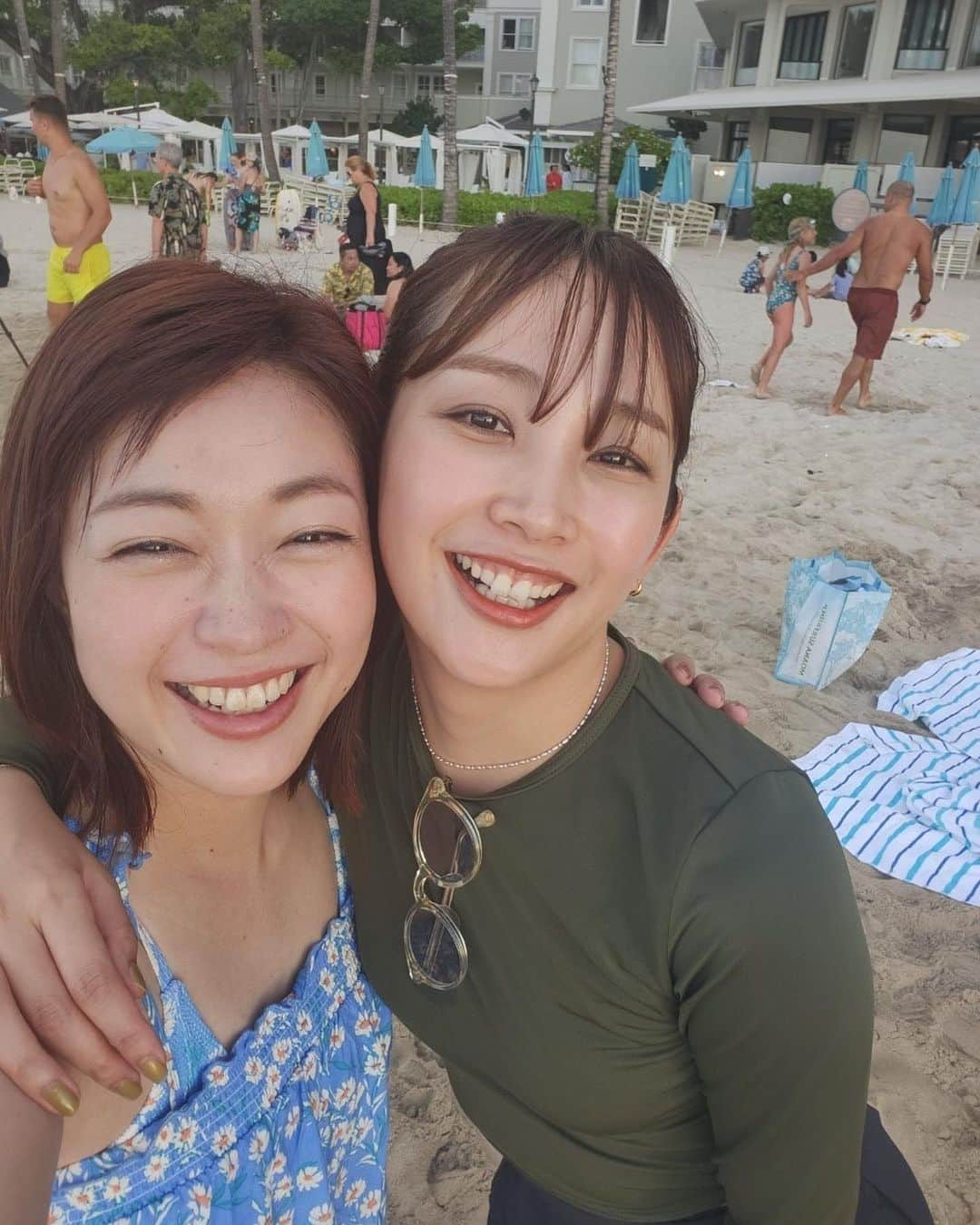 中上真亜子さんのインスタグラム写真 - (中上真亜子Instagram)「福岡に無事に帰って来たよ🌴 @koyuki2 と ほーんとに楽しい旅だったなあ  大学生の頃から行きたかった念願のアメリカ旅だったから 17年越し？に叶ったよ！w🫶  ハワイでは毎日プールや海に行って 夕方はわたしも入るけど 朝や昼間は小雪さんが波に揉まれて 膝を怪我して帰って来たり まだ寒過ぎて誰もいないプールで浮かんでるのを 眺めてたり 本当に幸せな時間だった☺️🌈 体型隠せる水着しか無理って思ってたけど そんな事すら本当にどうでもよくなるくらい みんな好きなものを着て好きなものを食べて呑んでた！  そして たのしい！ばかりじゃない旅だったから 本当に本当にいい経験だった☺️ ずーっとしあわせな時間をありがとう☺️ また行こうね🥺！ #帰って来て片付けして2回目の洗濯していまお風呂浸かってる #今夜は餃子を焼きますよさすがに #餃子不足」8月2日 20時47分 - maako_nakagami