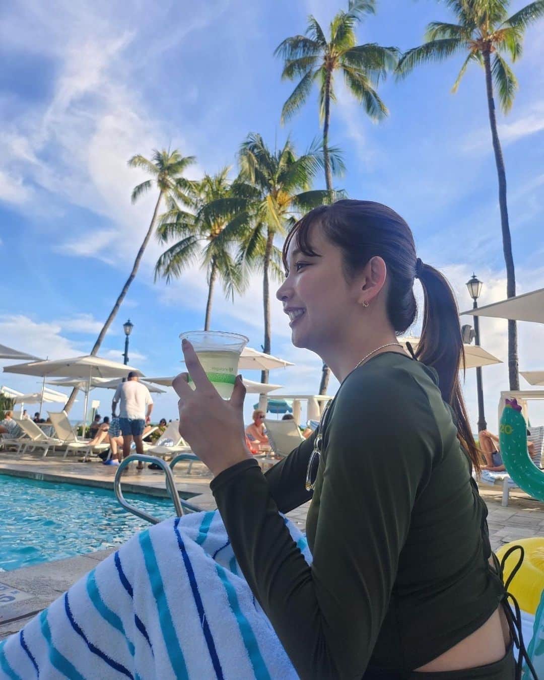 中上真亜子さんのインスタグラム写真 - (中上真亜子Instagram)「福岡に無事に帰って来たよ🌴 @koyuki2 と ほーんとに楽しい旅だったなあ  大学生の頃から行きたかった念願のアメリカ旅だったから 17年越し？に叶ったよ！w🫶  ハワイでは毎日プールや海に行って 夕方はわたしも入るけど 朝や昼間は小雪さんが波に揉まれて 膝を怪我して帰って来たり まだ寒過ぎて誰もいないプールで浮かんでるのを 眺めてたり 本当に幸せな時間だった☺️🌈 体型隠せる水着しか無理って思ってたけど そんな事すら本当にどうでもよくなるくらい みんな好きなものを着て好きなものを食べて呑んでた！  そして たのしい！ばかりじゃない旅だったから 本当に本当にいい経験だった☺️ ずーっとしあわせな時間をありがとう☺️ また行こうね🥺！ #帰って来て片付けして2回目の洗濯していまお風呂浸かってる #今夜は餃子を焼きますよさすがに #餃子不足」8月2日 20時47分 - maako_nakagami