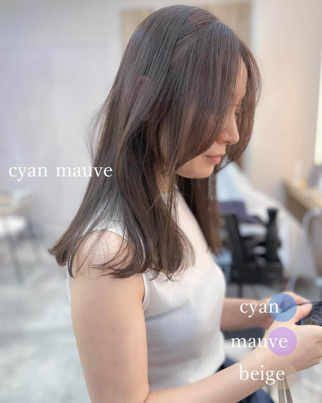 小西涼のインスタグラム：「お客様ヘア【cyan mauve】シアモーブ✨ ●シアン ●モーブ ●ベージュ この3色のブレンドカラーになります💁‍♂️ 淡い色で透明度が高く モーブが血色良く艶感も高い色を出してくれます🍇 ． 顔まわりにはフェイスレイヤーを✂︎ 外巻きで流すと大人っぽく 内巻きに下ろすと今っぽくなるような 顔まわりのレイヤーカットになってます💇‍♀️ ． ． #シアベージュ#モーブカラー #レイヤーカット#ハイライトカラー」