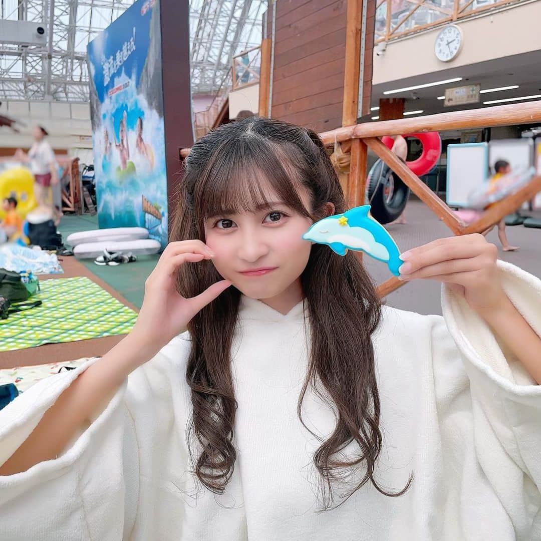 金澤有希のインスタグラム：「可愛いクッキーちゃん🐬🍪 アイシングクッキー好きなの💓  #プール #サマーランド #夏 #アイシングクッキー #ハーフツイン」