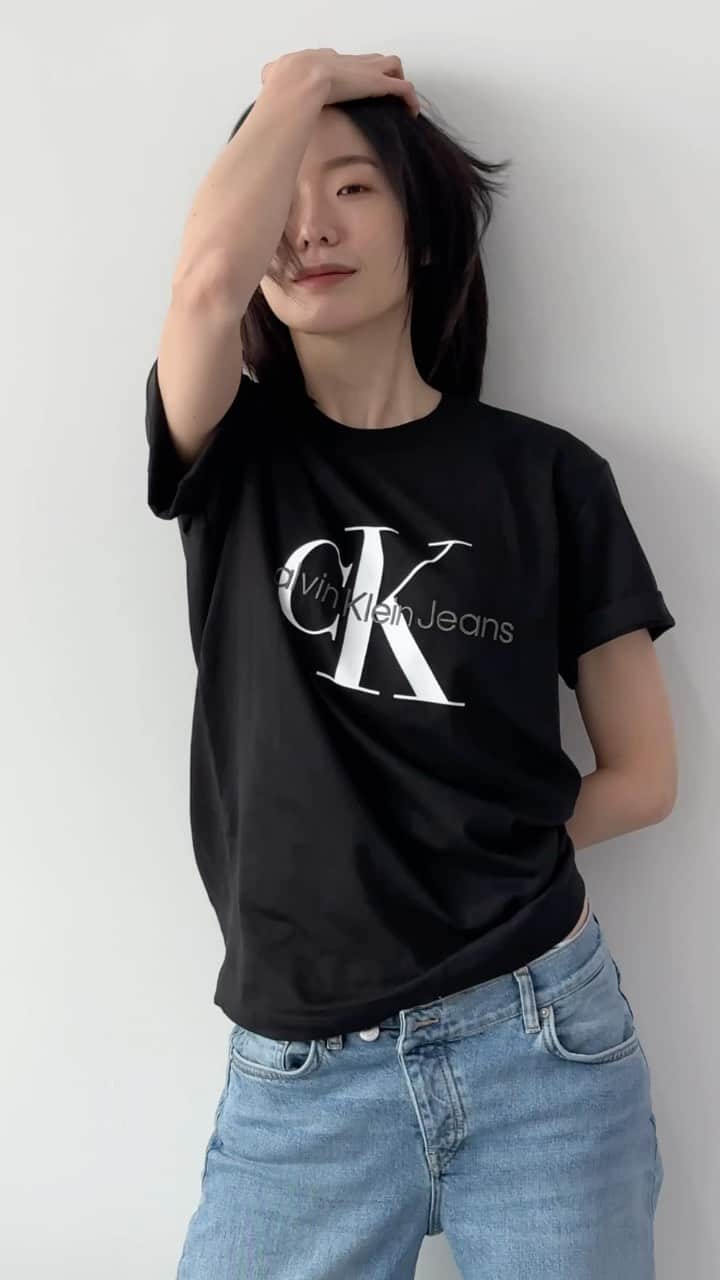 가로수길 , Seoulのインスタグラム：「미소 최고 지수 여름날의 캘빈클라인   @jisoo_soo With @calvinklein ✨✨」