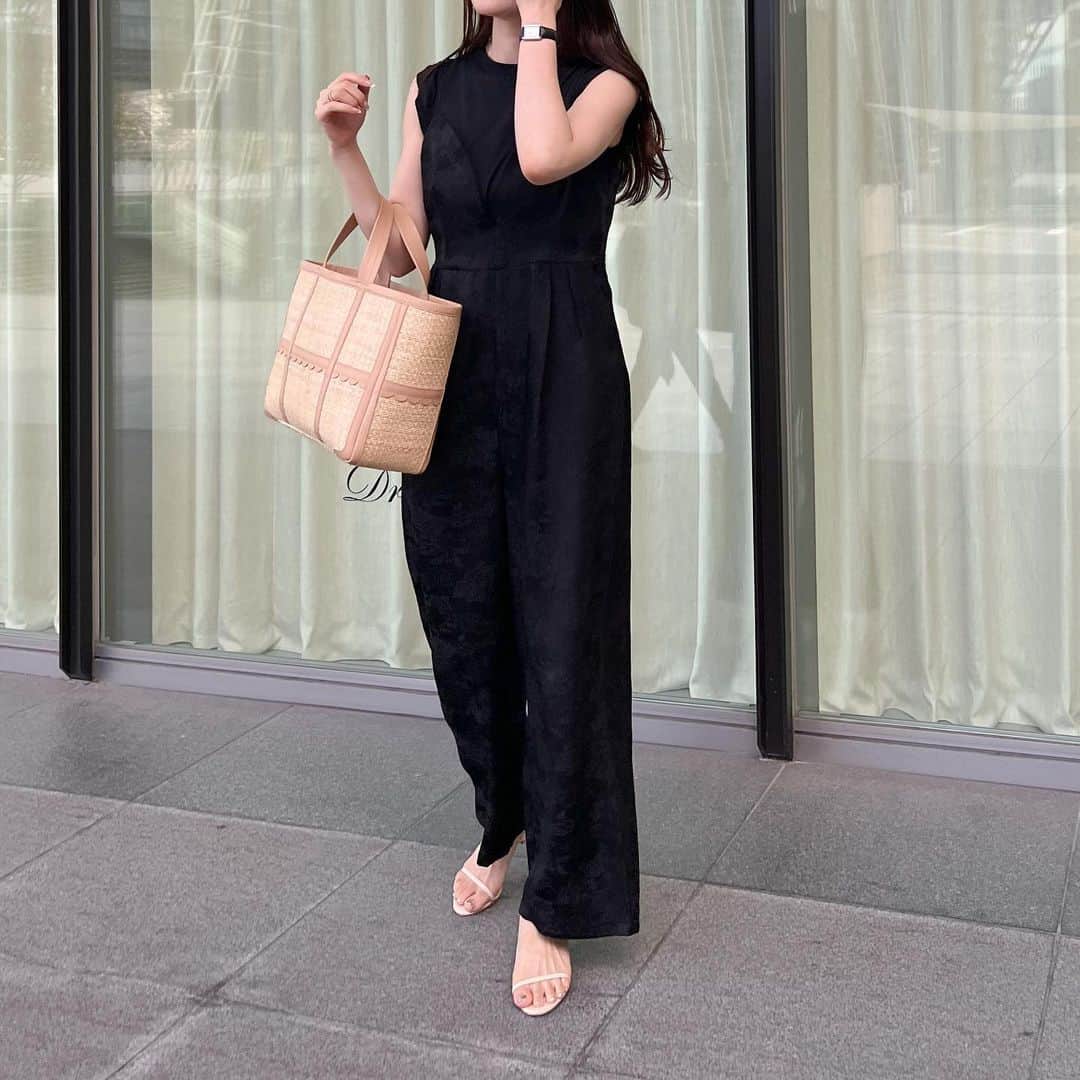 n.etsuuのインスタグラム：「2023.8.2  \今日のコーデ/  Tshirt▸UNIQLO salopette▸#reedit sandal▸#NEBULONIE bag▸#ludlow  @reedit_official  のPOPUPへ行ってきました。  7/28（金）～8/3（木）まで、 LUCUA1100　2Fで開催中です！！  大人の女性に向けたRe:EDITの新ブランド「MEISM」(ミズム)が初お披露目なので楽しみにしていました♡  しかも！ MEISMの全商品がブランドデビュー記念で30％OFFで購入できちゃいます✨  Re:EDITのポップアップ先行新作アイテムも20%OFFで購入できるチャンスなので、 是非チェックしてみてくださいね。  サロペットはお試しさせてもらったんやけど、MTサイズでぴったりでした！ 高身長でもギューンってならないから、Re:EDITのMTサイズは本当にありがたい！！  #大人カジュアル#綺麗めカジュアル#高身長コーデ#プチプラコーデ#シンプルコーデ#30代ファッション#ママコーデ#pr」