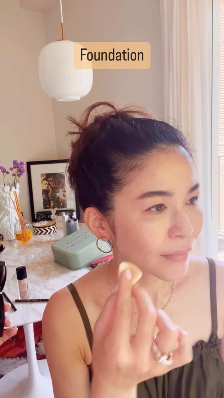 辻直子のインスタグラム：「#makeup#foundation#suntan🏝️@aiko_ono が少し日焼けした肌の私にアドバイス💋  ファンデーションがチークのようにヘルシーな印影で遊べるだなんて☀️すっごーく気に入ってしまいました🫶🏻  Foundation @chanel.beauty  レベージュヘルシーグロウクッションB30  base @meeth_official   highlighter @hourglasscosmetics   lipcolor @rimmellondon_jp  ラスティング プロボカリプス リップカラー115 (最後につけてる💄)  Aiko's comment❤️💬  今回は辻さんのナチュラルに焼けたサンターンスキンをベースに必要なとこだけファンデーションをプラスするメイクに  まずは、ベース下地と、アイブロウ、アイシャドウをした状態に必要なポイントだけに2トーンぐらい暗めのファンデーションを  辻さんはバッチリしっかりメイクよりヘルシーに抜けたメイクが似合う雰囲気だから、このくらいがベスト  ファンデーションだけのラフな感じだけでも 印影がつくから🆗 ハイライトをプラスして少し上品にするのも👌 シチュエーションやコーディネートのテイストや思い描く女性像で➕➖して使い分けを  リップもオレンジ系で仕上げると可愛い印象、今回みたいなベージュ系ならカジュアルでヘルシーな雰囲気に  自分の雰囲気を感じながら、憧れる女性像を思い浮かべて色々とチャレンジをしていって欲しいです♡  色が分かりづらいですが🤭 ぜひ塗る場所をご参考に」