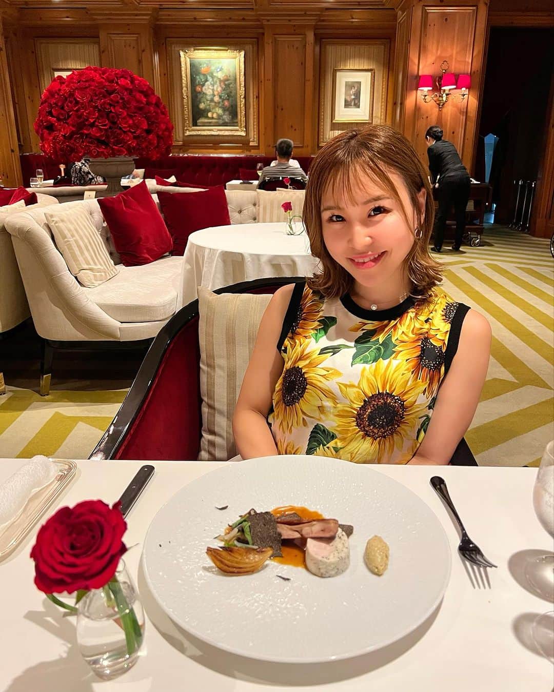 カリスマゆきちゃんのインスタグラム：「. 📍Ritz carlton osaka  フランス料理〜La Baie〜  内装は赤い薔薇をベースに🌹🌹 とってもお上品な雰囲気。  お料理の見た目も美しく、 サービスやパフォーマンスも最高でした👏  @ritzcarlton  @ritzcarlton.osaka  __________________________ #リッツカールトン大阪 #ritzcarlton #ritzcarltonosaka #labaie #大阪グルメ #ラベ #フランス料理 #リッツレストラン」