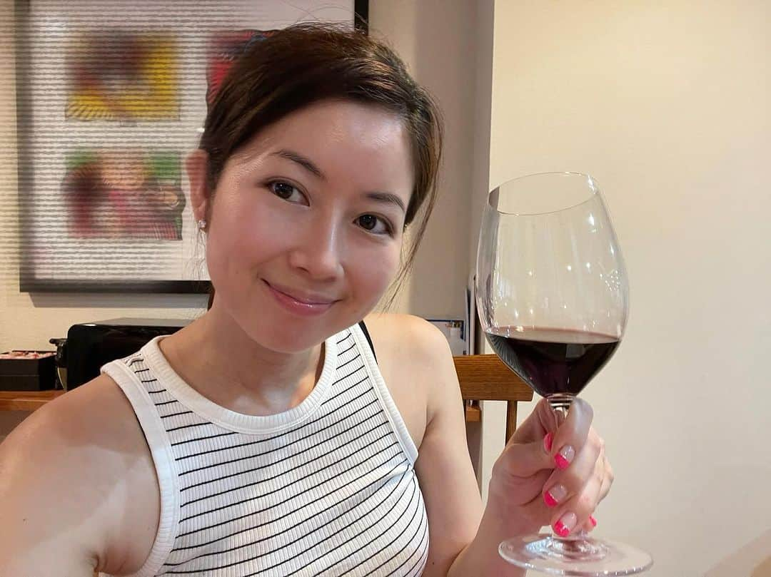 藤本恵理子さんのインスタグラム写真 - (藤本恵理子Instagram)「I turned 42 today!! Family cooked for me and I had wine tonight. I will enjoy this year!! 本日8月2日に42歳になりました。 飲むと使い物にならないので家ではほぼ飲みませんが、今日は飲みます🍷  今年も、自分がやりたいことは全て欲張りにやっていくというスタイルでいきたいと思います。 楽しみながらコツコツ進んでいきたいと思います。  ちなみに3つ下の弟も同じ誕生日🎂おめでとうー🥳  #birthday #wine #birthdaycake #dinner #aug2 #august #august2nd #happybirthday #happybirthdaytome #誕生日　#8月2日」8月2日 20時55分 - eriko_fujimoto_0802