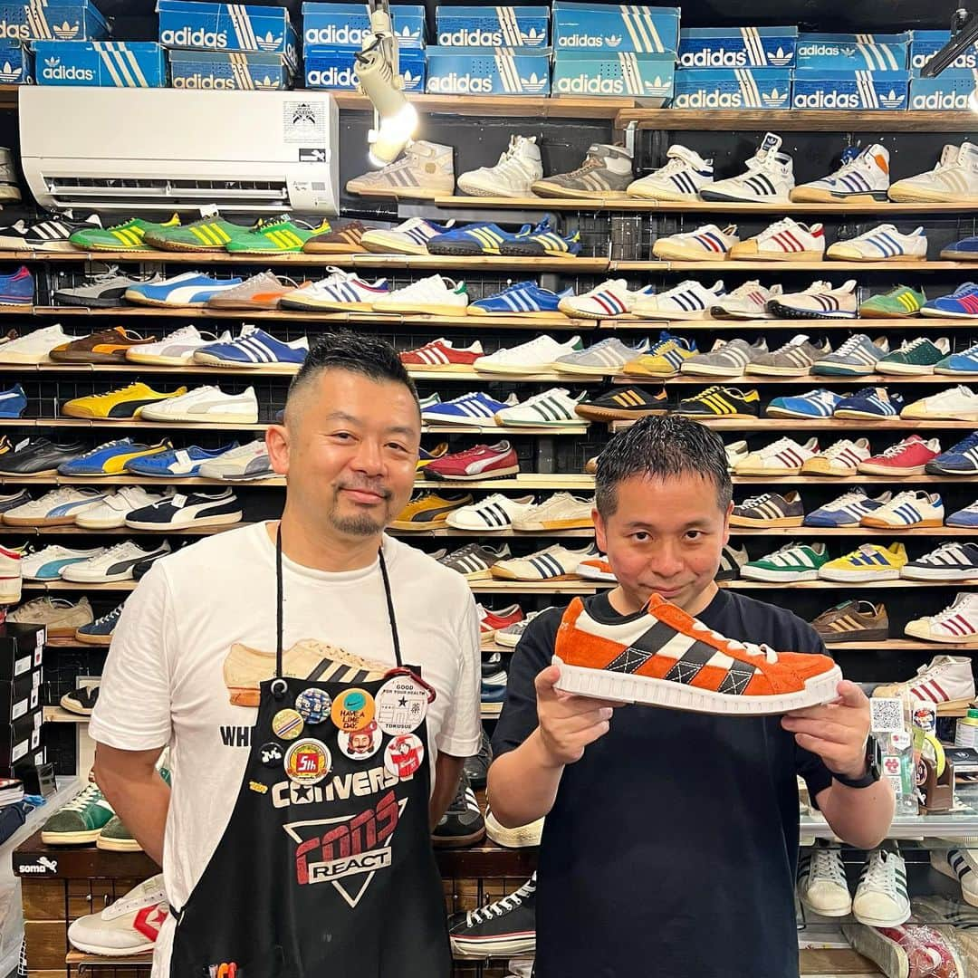 小島奉文のインスタグラム：「. 先日 @soma.shimokitazawa さんを訪問した時の1枚。 adidas Lawsuit はなんと当時物のOG。1996ぐらいかな？ この圧巻の品揃えの続きは、atmos TV youtube にてチェック出来ます。 . https://youtu.be/TNBOgWkEzsw . #atmos #atmostv #somashimokitazawa #soma #adiads #adidaslawsuit #lawsuit #adimatic #adidas90s」