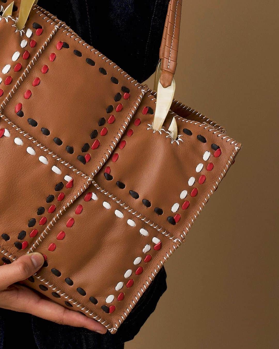 ジャマンピュエッシュのインスタグラム：「Discover our new Jonu bag with the design inspired be the Scottish tartan motif. #jaminpuech #leatherbag #newcollection」