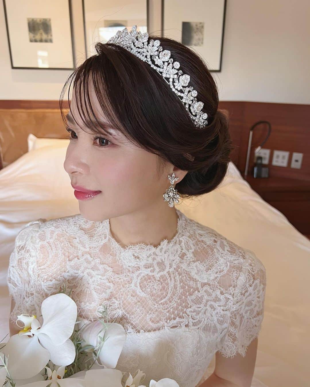竹本実加のインスタグラム：「ロイヤルスタイル✨ 気になるティアラやアクセサリー、 全て試着して決定❤︎😎 コーディネート一緒に考えさせてもらいました😘 ⁡ 披露宴前はティアラはそのまま、 前髪シースルーから センター分けにチェンジ👸🏻 ⁡ よーくお似合い❤︎ ⁡ ⁡ お任せしてくれてありがとう☺️💕 ⁡ ⁡ 𓂃𓈒𓂂𓏸 ⁡ 𝑺𝒑𝒆𝒄𝒊𝒂𝒍 𝒕𝒉𝒂𝒏𝒌𝒔！ ⁡ ⁡ 👰🏻‍♀️ @yukina_bridal  💎 @chezrobe 📸 @yuki_photography ⁡ ⁡ ⁡ ┈┈┈┈┈┈┈┈┈┈┈ 𝕊𝕔𝕙𝕖𝕕𝕦𝕝𝕖 🗓 ┈┈┈┈┈┈┈┈┈┈┈ ⁡ 週末空き状況 ※8.2更新 ⁡ ⚫︎予約は一年前の1日より受付けております。 ⚫︎土日祝のロケーションフォト希望は 3ヶ月前より予約可能です📸 ⁡ ⁡ 【2023】 ⁡ 9月…9(土), 10(日), 17(日), 30(土) 10月…🈵 11月…🈵 12月…17(日) ⁡ ⁡ ┈┈┈┈┈┈┈┈┈┈┈ ℂ𝕠𝕟𝕥𝕒𝕔𝕥 💫 ┈┈┈┈┈┈┈┈┈┈┈ ⁡ ▶︎京都和装ロケーションフォト @mydresser.kyoto にて👘⛩ ⁡ ▶︎お問い合わせは @mydresser.bridal の プロフィールリンクより💁🏻‍♀️ ⁡ ⁡ #挙式ヘアメイク #お色直し #ブライダルヘアメイク #ヘアメイクリハーサル #外注ヘアメイク #持ち込み美容 #持ち込みヘアメイク #挙式ヘアメイク #披露宴ヘアメイク #ロケーションフォト #海外ロケーションフォト #前撮り #後撮り #前撮りヘアメイク #東京駅前撮り #丸の内前撮り #京都前撮り #和装ロケーションフォト #和装ヘアメイク #関西ヘアメイク #艶肌メイク #結婚準備」