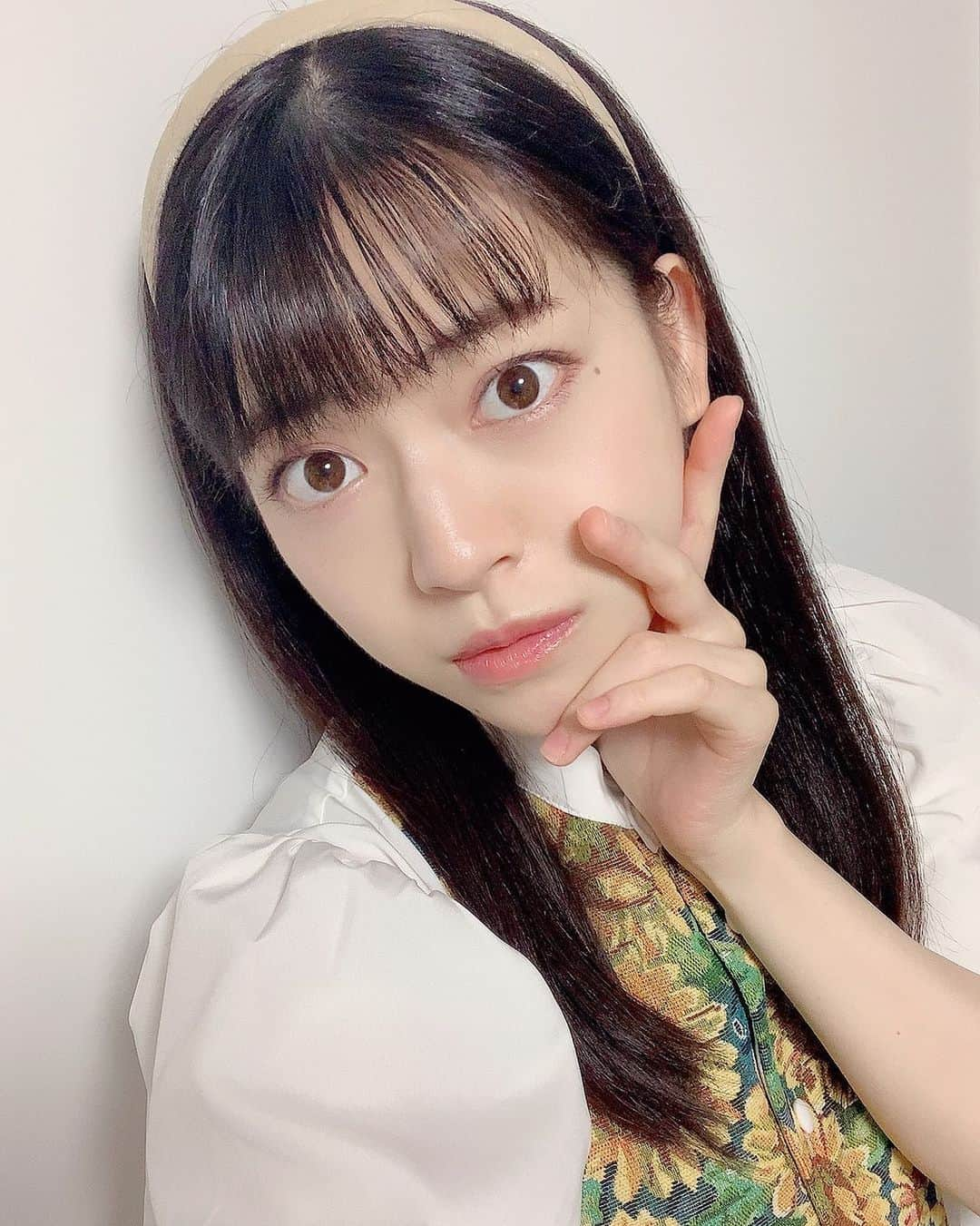 高岡薫のインスタグラム：「美容院行ってきた〜！髪さらっっさらになった🙌🌻🙌  #美容院行ってきた #ストレートヘア #カチューシャ #ひまわり」