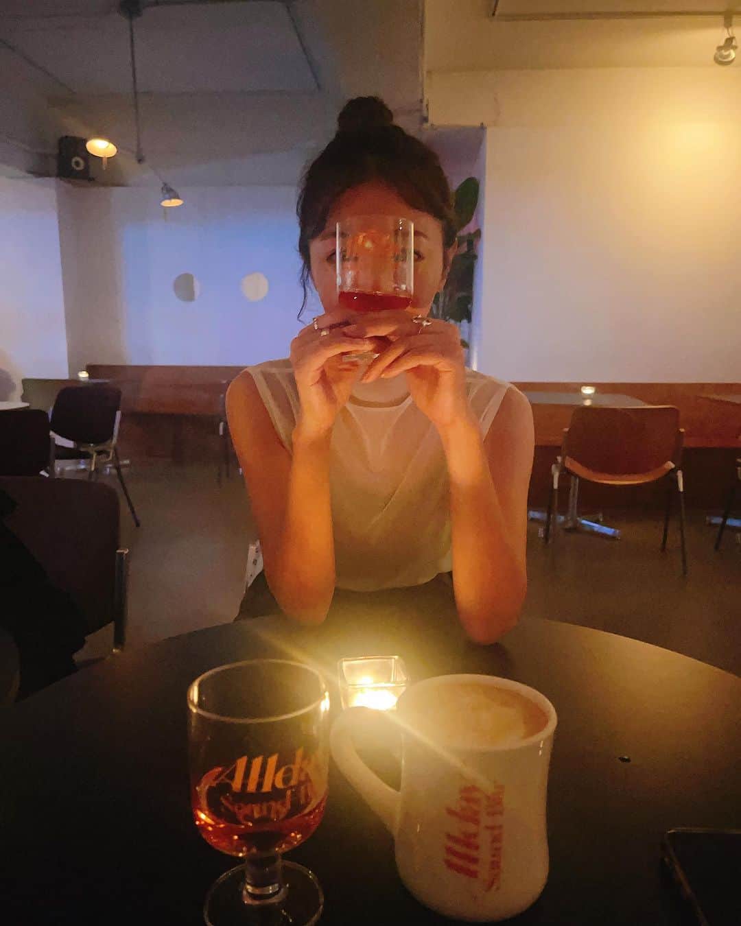 のインスタグラム：「週末は韓国に行っていました😋🇰🇷✈️  ここも素敵なお店だったなぁ〜🍷  場所が韓国に移っただけでやっていることはいつもと変わらない日常🤭それがまたとっても良かった💓  ちょっとずついろんなとこupしていこ🤭  #韓国 #韓国旅行 #江南 #カロスキル  #alldaysoundbar  #🇰🇷」
