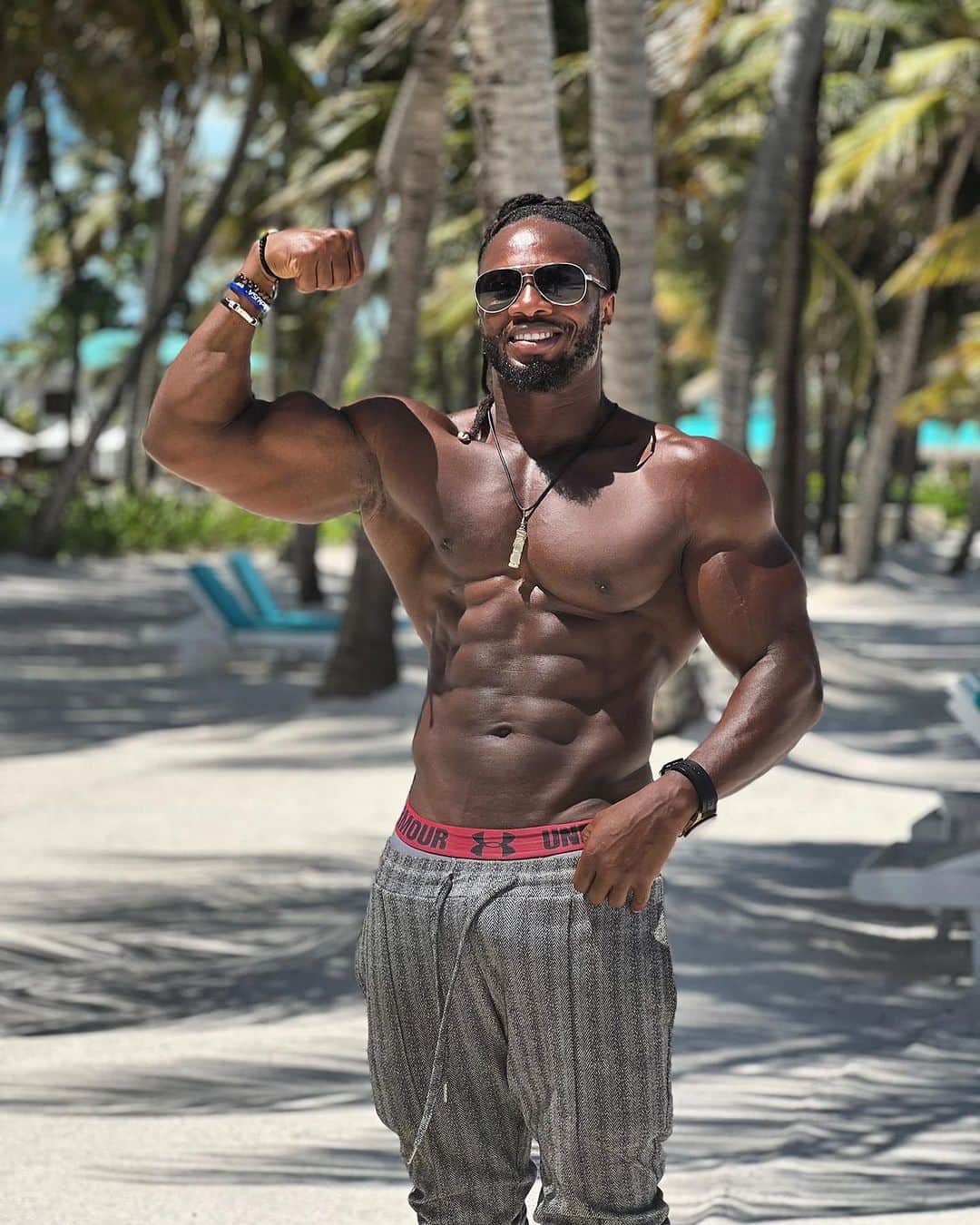 Ulissesworldのインスタグラム：「Consistency + Dedication = Key to Success  🔑💪🏾   Building youre physique is a marathon, not a sprint. You ned to perect each muscle, understand what food is best for you and your training style and most importantly not to give up when it begins to get tough.   If you want to become more consistent with your fitness goals, follow the link in my bio and let me help you with your custom workout and meal plan 🔗    #ulissesworld #iamdedicatedarmy #motivation」