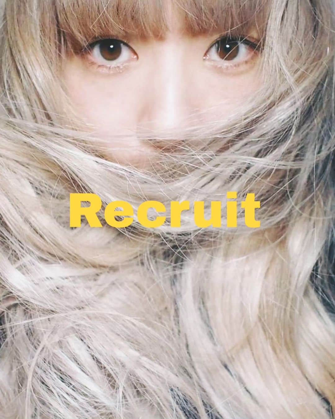Switch HAIRのインスタグラム：「【美容学生の皆様にお知らせ】 2024年春入社の新卒者採用の追加募集を行います。 . 【オーディション日時】 応募状況により決定します。 8月下旬頃予定。  【履歴書応募期間】 8月16日(水)締切。  【応募方法】 HP【recruit】に記載してある必要書類を弊社までご郵送又は、持参して下さい。 (履歴書は、switchの専用の物をHPからダウンロードし、印刷・記入して提出して下さい)  【給与】 月給195,000円 (試用期間6ヶ月間は185,000円)  【福利厚生】 加入保険  有 (雇用・労災・健康・厚生)  【休日】 完全週休二日制 年間有休あり 冬季休暇あり  ※ 試験内容・詳細は、また後日お知らせいたします。  尚、サロン見学は行っておりません。 サロンでの施術中に、ご質問等は受け答え出来ます。  【お問い合わせ】 ☎︎0927226357  #switchhairfukuoka #switchhair #switch #福岡美容室 #天神美容室 #大名美容室#福岡ヘアメイク#福岡ヘアサロン#新卒 #美容師アシスタント#美容学生」