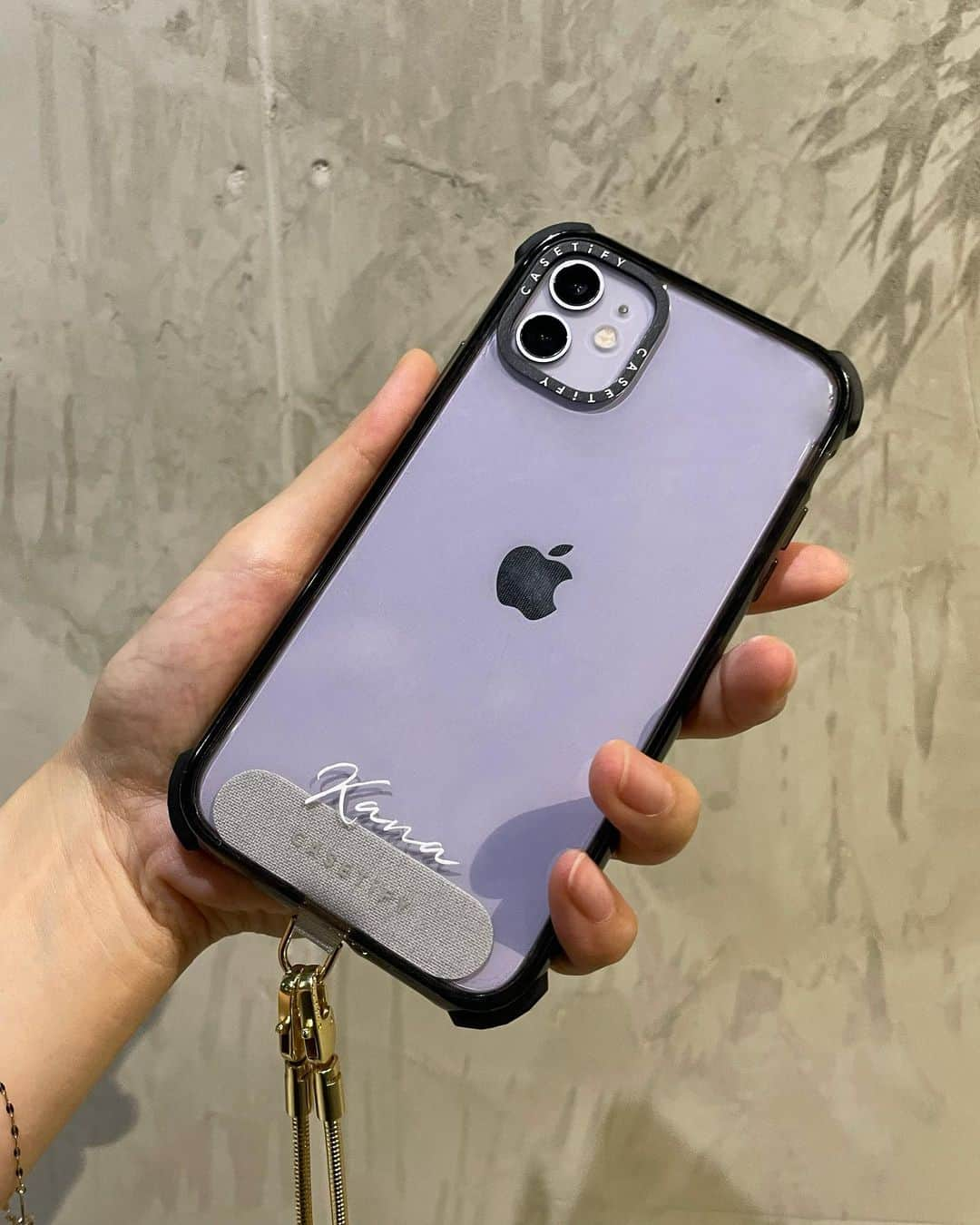 カナさんのインスタグラム写真 - (カナInstagram)「大好きな @casetify の カスタムケースとスマホショルダーストラップを ゲットしたよ🪻🖤  わたしはシンプルにホワイトで"Kana"を入れたよ🐻‍❄️ 色や文字のフォントや位置が自分でカスタムできるから 自分だけのオリジナルケースが作れるのが最高🌈  ケースはスリムで軽いのに 落としても割れない耐衝撃性が◎ スマホショルダーは外出先ですぐに スマホをチェックできるし、両手が使えて便利🫶🏻  @casetify_jp で使える15%OFFのプロモコード ぜひ使ってね📱 コード：15KANA627  #CASETIFY #ShowYourColors #casetifycustomstudio #CASETIFY #iphonecase #iphonecases #custom #customiphone #プロモーション #スマホショルダー」8月2日 21時03分 - _kana627_