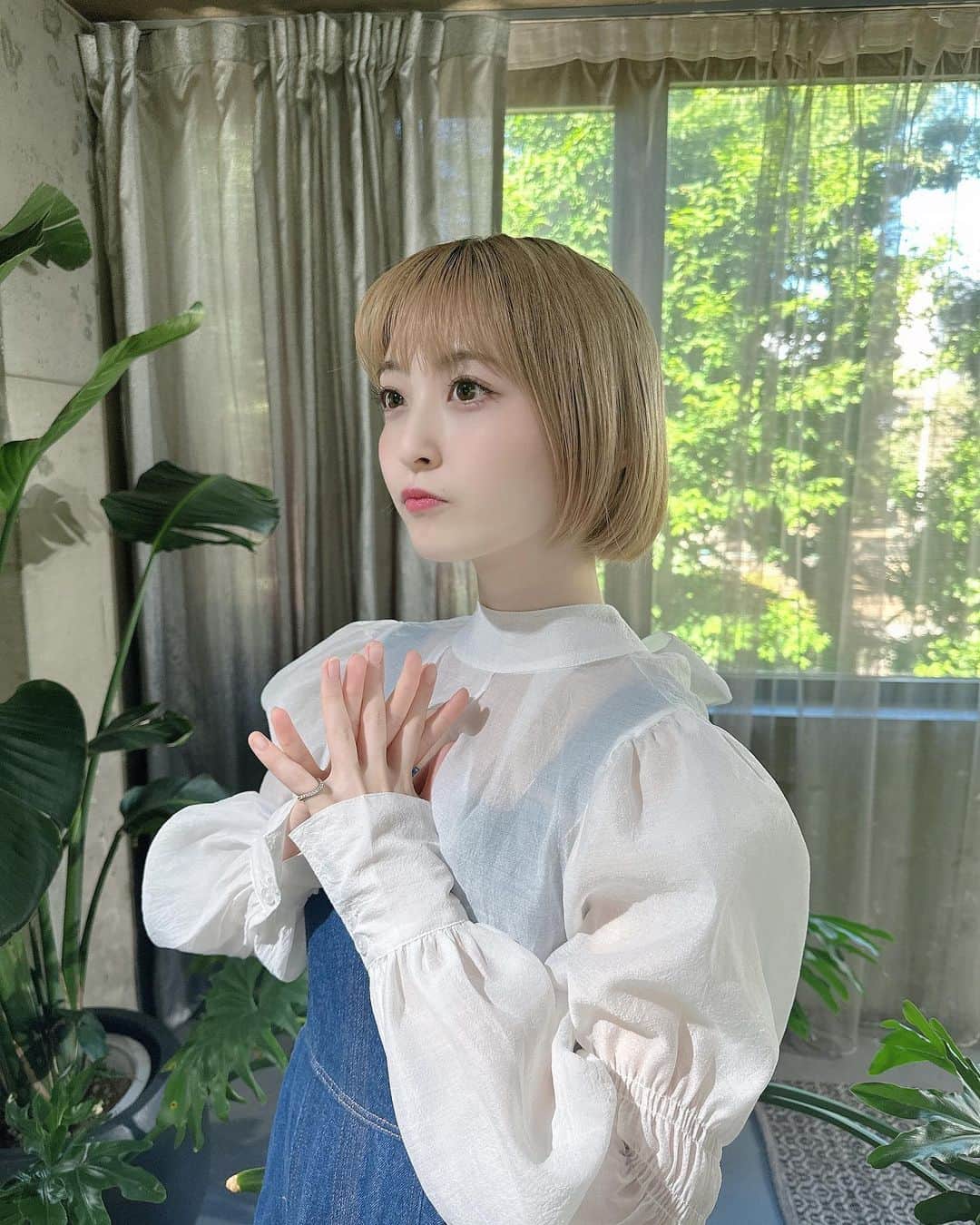 のインスタグラム：「デニム好き☺︎ ⁡ ⁡ #デニムコーデ #rienda #mercuryduo #ハイトーンボブ #ハイトーン #ミニボブ #ショートボブ #色白女子 #こはくのふく」