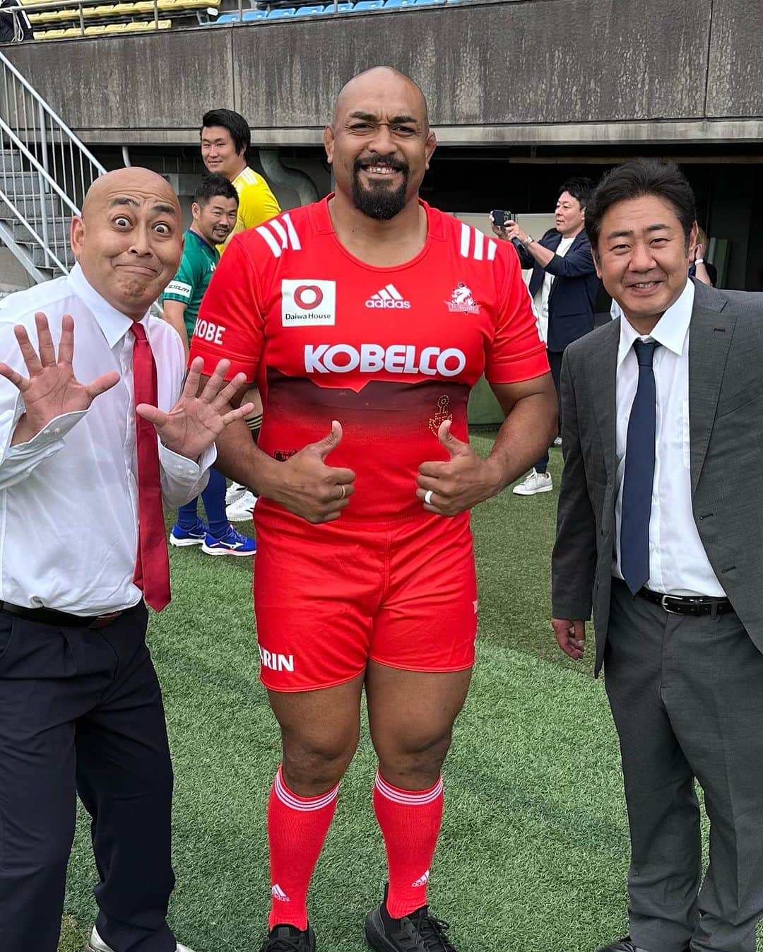 中島イシレリのインスタグラム：「みんな楽しんでくれましたか？🤣 たくさんタックルしました😂  有吉さんがYeaboii覚えてくれてたのめちゃ嬉しかった🤣  錦鯉さん、パーパーさん ありがとうございました😎  Yeaboii😋  #有吉の壁  #有吉弘行  さん #錦鯉 さん #パーパー  さん #秩父宮ラグビー場  #ラグビー  #ラグビーワールドカップ」