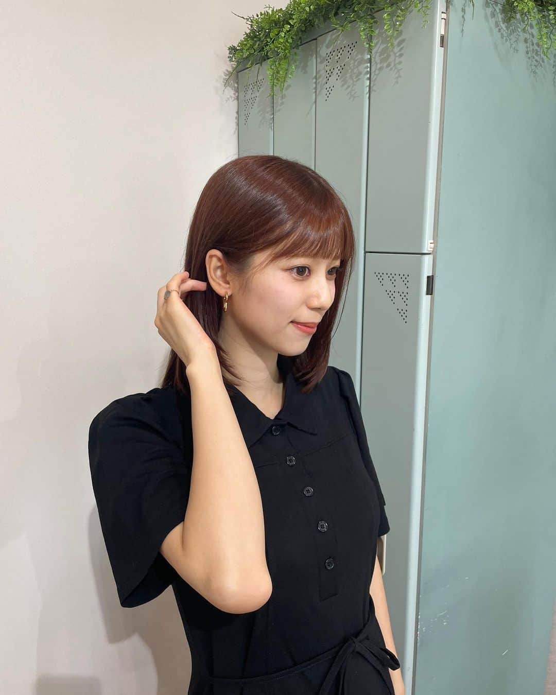 溝口恵のインスタグラム：「13センチ位髪の毛切ってきたよ〜✂︎  ショートまではいかないけどアレンジができそうな長さです☺️ とっても素敵な仕上がりで、トリートメントでツヤツヤになって気分がとてもいいです🎉  ルンルンだったので、帰ってからひじきとカフェに行きました🐶  #ひじめぐ #dog #愛犬 #セミボブ」