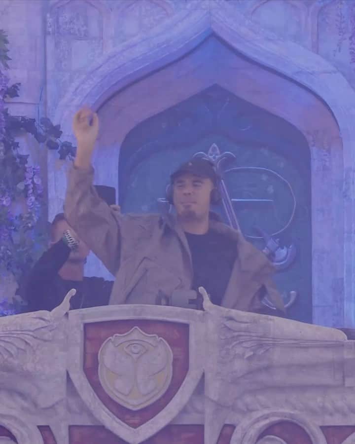 アフロジャックのインスタグラム：「drop 1,2,3,4 or 5?👇🏼 - full @tomorrowland 2023 set is now online on youtube!!! #linkinbio」