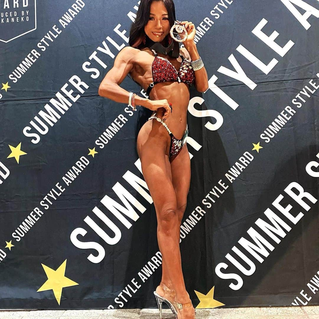 ひぃさんのインスタグラム写真 - (ひぃInstagram)「2023年7月29日 Summer Style Award 2023 JAPAN PRO CHAMPIONSHIP🏆 Bikini Betty PRO 3位🥉  大会デビューから毎年コンスタントにステージに立っている私ですが、コンスタントに出ているからこそある意味誰もがわかる変化がないと『あー、まぁそれなりに、いつもの感じの仕上がりね。』と思われてしまうと自分自身も思っていましたし、信頼する方にも言われました。 昨年冬PRO戦終わってから自分自身の想いも行動も今まで以上に、絶対に皆から変わったと言われるように。 今回注力したのは下半身までの絞り。 ここは最終自分自身もわかる変化がありました！ 筋量的にはまだまだアップしなければいけないですし、まだまだ変われると自分自身を信じているので☺️🙏 ここからまた切り替えて進めていきます🙇‍♀️⭐️ サポート、応援📣下さった皆様🙇‍♀️🙏 皆様のおかげでステージで力を発揮できました！ まだまだここからと思いますのでまた応援下さると凄く嬉しく力になります🙇‍♀️🥰🙏 いつもありがとうございます✨  審査いただきました審査員の皆様、 大会運営、大会に関係するスタッフの皆様、観戦下さいました皆様、 心からありがとうございます🙇‍♀️✨  @summer_style_award  @kenken1019   ビキニは👙　@season_bikini.japan  @season_bikini 💖  #summerstyleaward#ssa#competitor#competition#bikini#contest#bikinicompetitor #bikinicompetition #bikinipro #bikinigirl #bikinifitness #fitness #fitnessmodel #fitnessbody #fitnessbikini #body#bodybuilding #healthy#muscle#seasonbikini #シーズンビキニ」8月2日 21時12分 - hii.piccolo