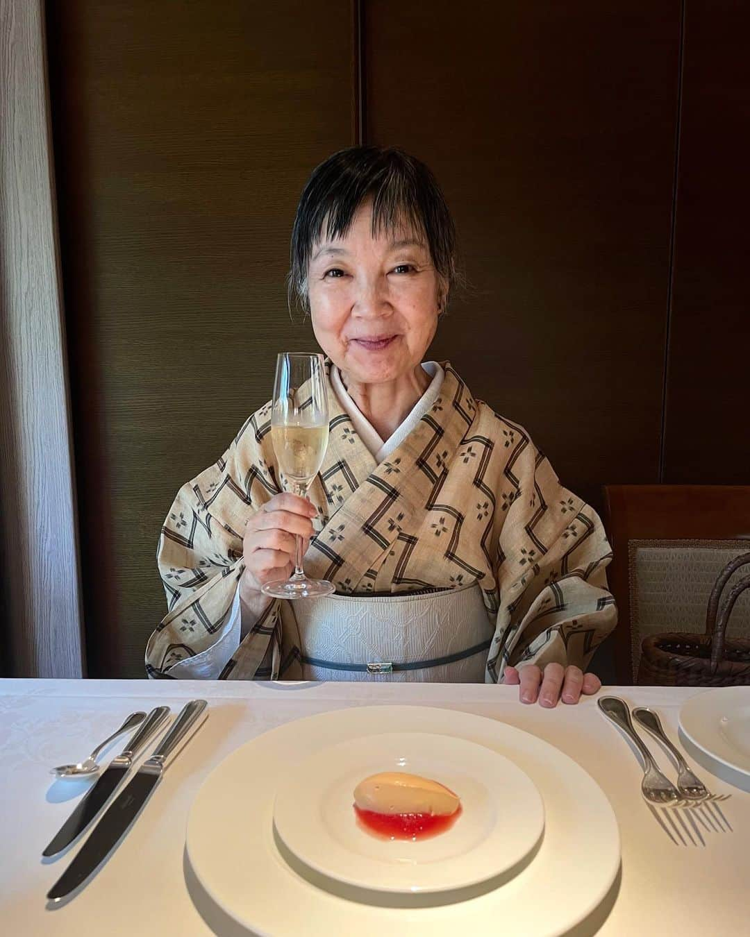 山崎陽子さんのインスタグラム写真 - (山崎陽子Instagram)「八月 yunahica8周年のお祝い🥂 #kimono #芭蕉布 #番匠花合  #絽つづれの帯  #松原智仁 #小川郁子 #切子帯留め  @yunahica」8月2日 21時13分 - yhyamasaki