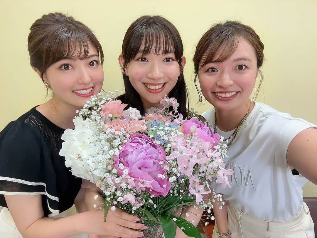 遠野愛のインスタグラム：「まりなさん卒業🎓  学生時代から相談に乗ってもらって いつも笑顔で明るくてサバサバして憧れだったまりなさん♡  お仕事のことはもちろんプライベートな話も なんでもできたお姉ちゃんのような先輩  くよくよ悩む私に一言でバシッと決めてくれるかっこいいところが大好きでした😢  寂しすぎるけど、あたたかい思い出ともらった服やハンガー、クリアケースにカーテン（もらいすぎ）を大切に またランチ行ったりできるのを楽しみにしてます🫶  ボイスマの日も送別会の日もさすがに泣きすぎた😌笑 5年間お疲れ様でした！」