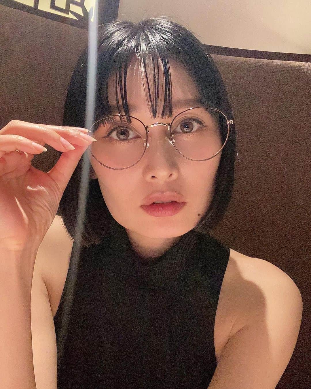 佐藤乃莉のインスタグラム：「メガネ好きが沢山で  ウキウキ佐藤🍒  #メガネ#メガネ女子 #メガネコーデ #ノースリーブ#ノースリーブハイネック」