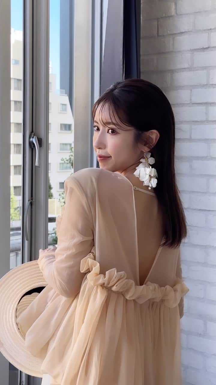 舟山久美子（くみっきー）のインスタグラム：「オフショット📸 髪の毛染めたよ♡ @hatanomoe   #イエベ秋 #ベージュカラー  #ベージュコーデ  #ヘアスタイル #ミディアム #ピアスコーデ」