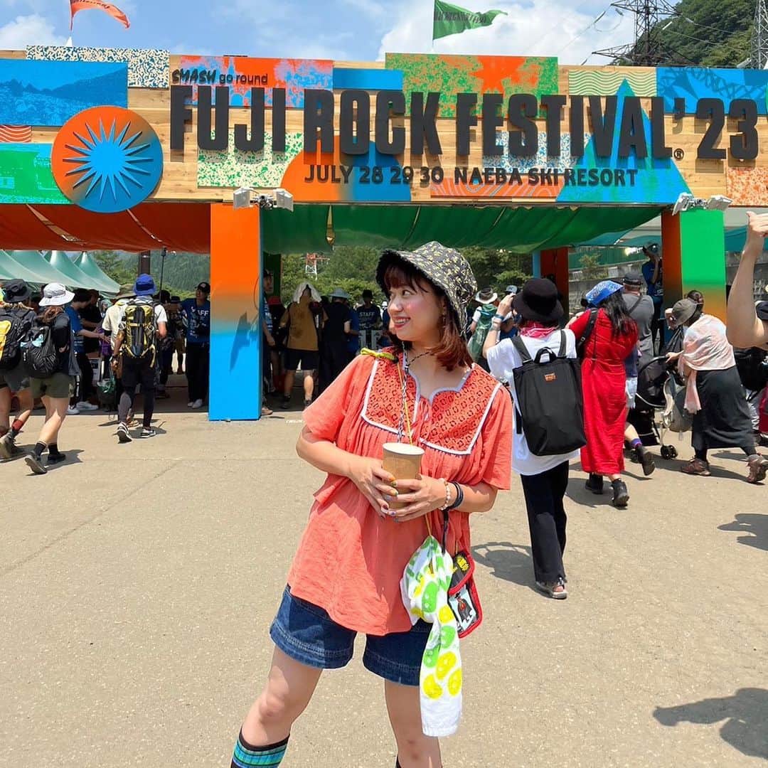 渡辺梨夏子さんのインスタグラム写真 - (渡辺梨夏子Instagram)「夏のドキドキ。好きな音楽のある場所で、ご機嫌な3日間を過ごしてきました〜🌞またこの場所に戻ってこられて嬉しかったなあ、体力の限界まで楽しみ尽くした気がします🤟✨暫くこの余韻に浸りながら頑張る！  #記憶の記録#週末記録 #夏フェス#フェスめも #フェスコーデ #フジロック#フジロック2023 #fujirock #fujirockfestival」8月2日 21時15分 - riiiico462