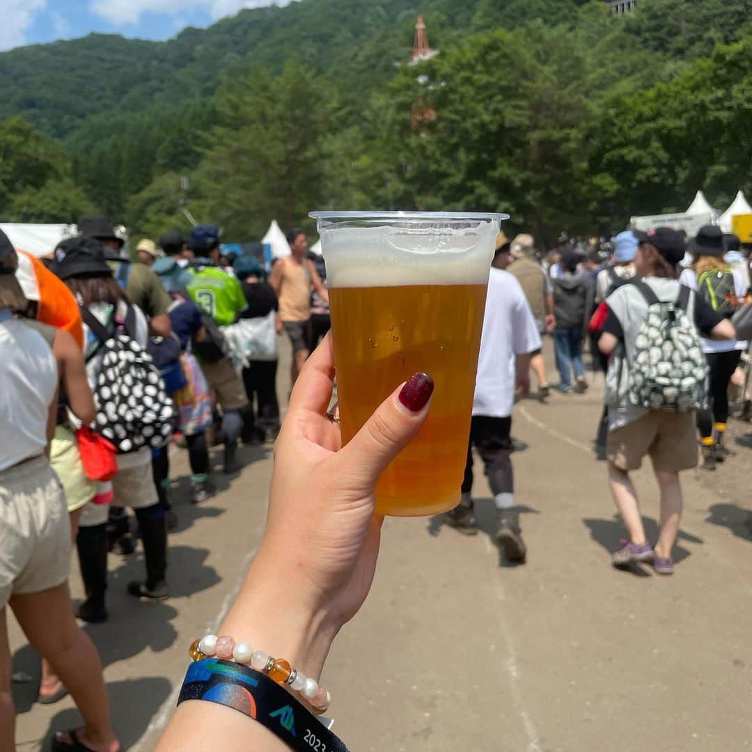 渡辺梨夏子さんのインスタグラム写真 - (渡辺梨夏子Instagram)「夏のドキドキ。好きな音楽のある場所で、ご機嫌な3日間を過ごしてきました〜🌞またこの場所に戻ってこられて嬉しかったなあ、体力の限界まで楽しみ尽くした気がします🤟✨暫くこの余韻に浸りながら頑張る！  #記憶の記録#週末記録 #夏フェス#フェスめも #フェスコーデ #フジロック#フジロック2023 #fujirock #fujirockfestival」8月2日 21時15分 - riiiico462